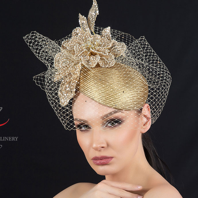 Вечерняя  золотая шляпка с цветком и вуалью, дизайнерские шляпки Анна Андриенко, купить шляпку для скачек, купить шляпку для праздника, шляпки в москве, шляпки СПб