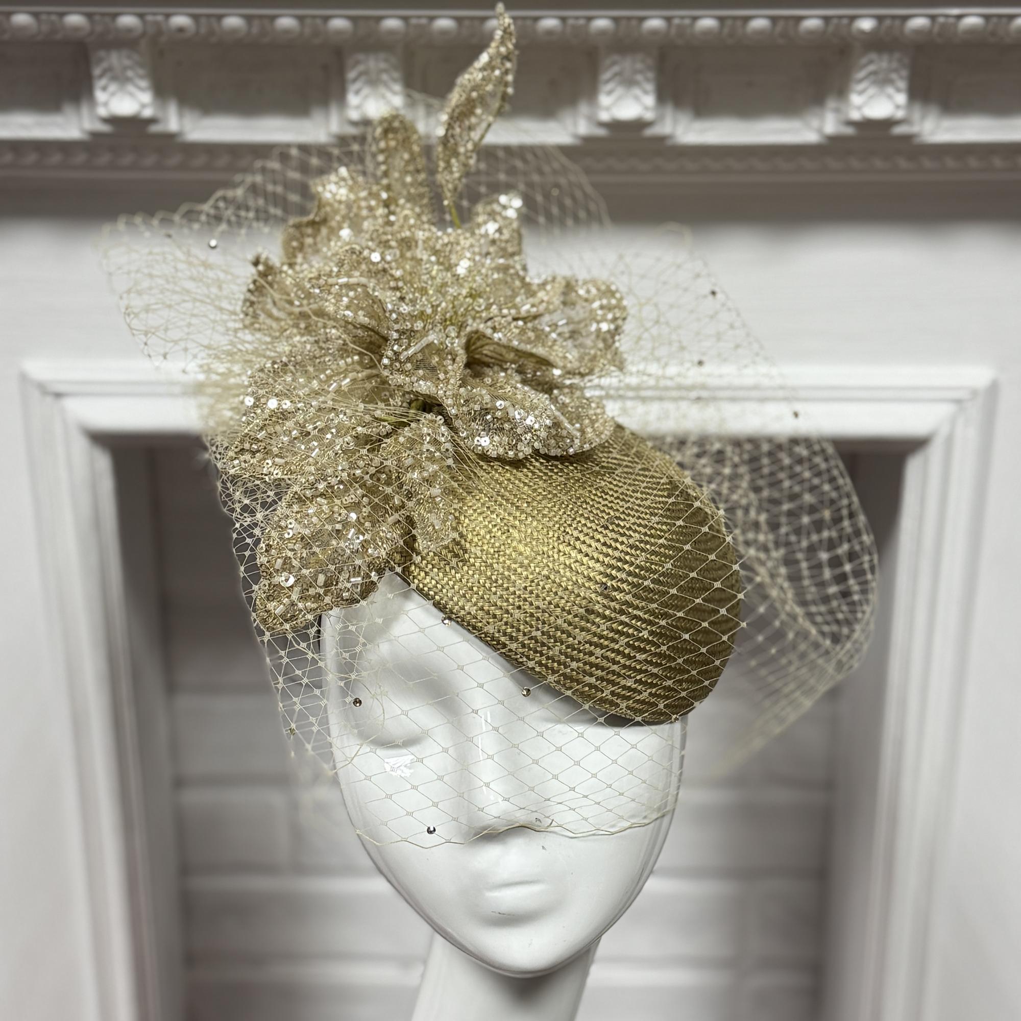 Вечерняя  золотая шляпка с цветком и вуалью, дизайнерские шляпки Анна Андриенко, купить шляпку для скачек, купить шляпку для праздника, шляпки в москве, шляпки СПб