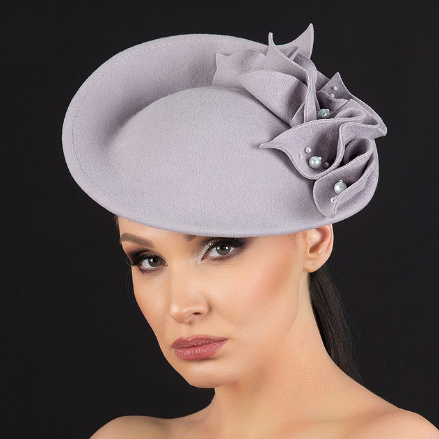 Светло-серая ассиметричная шляпка с бантом , фетровая женская шляпка, свадебная шляпка, серая фетровая шляпка, дизайнерский головной убор Анна Андриенко, купить шляпку в Москве