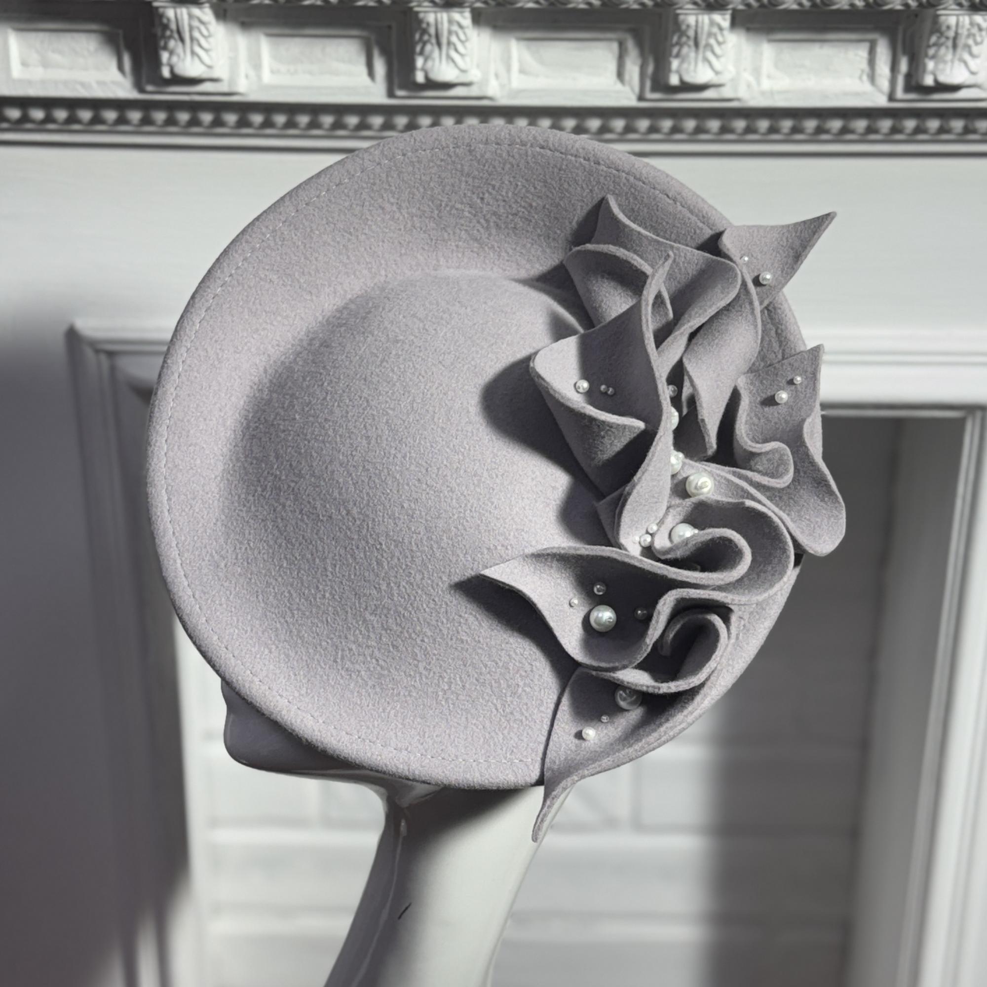 серая ассиметричная шляпка с бантом , фетровая женская шляпка, свадебная шляпка, серая фетровая шляпка, дизайнерский головной убор Анна Андриенко, купить шляпку в Москве