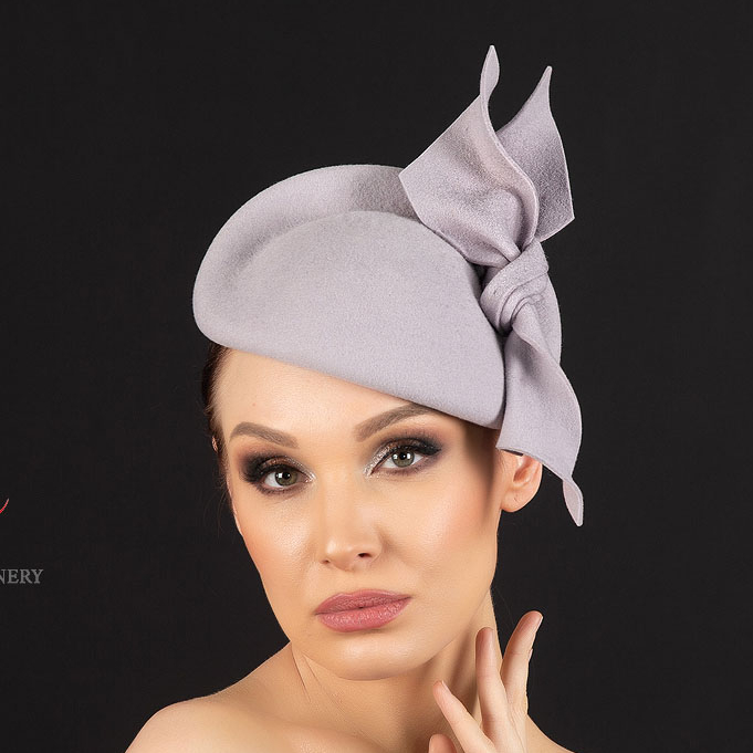 Шляпка таблетка светло-серая из фетра с бантом, дизайнерские шляпки Анна Андриенко, купить шляпку в Москве