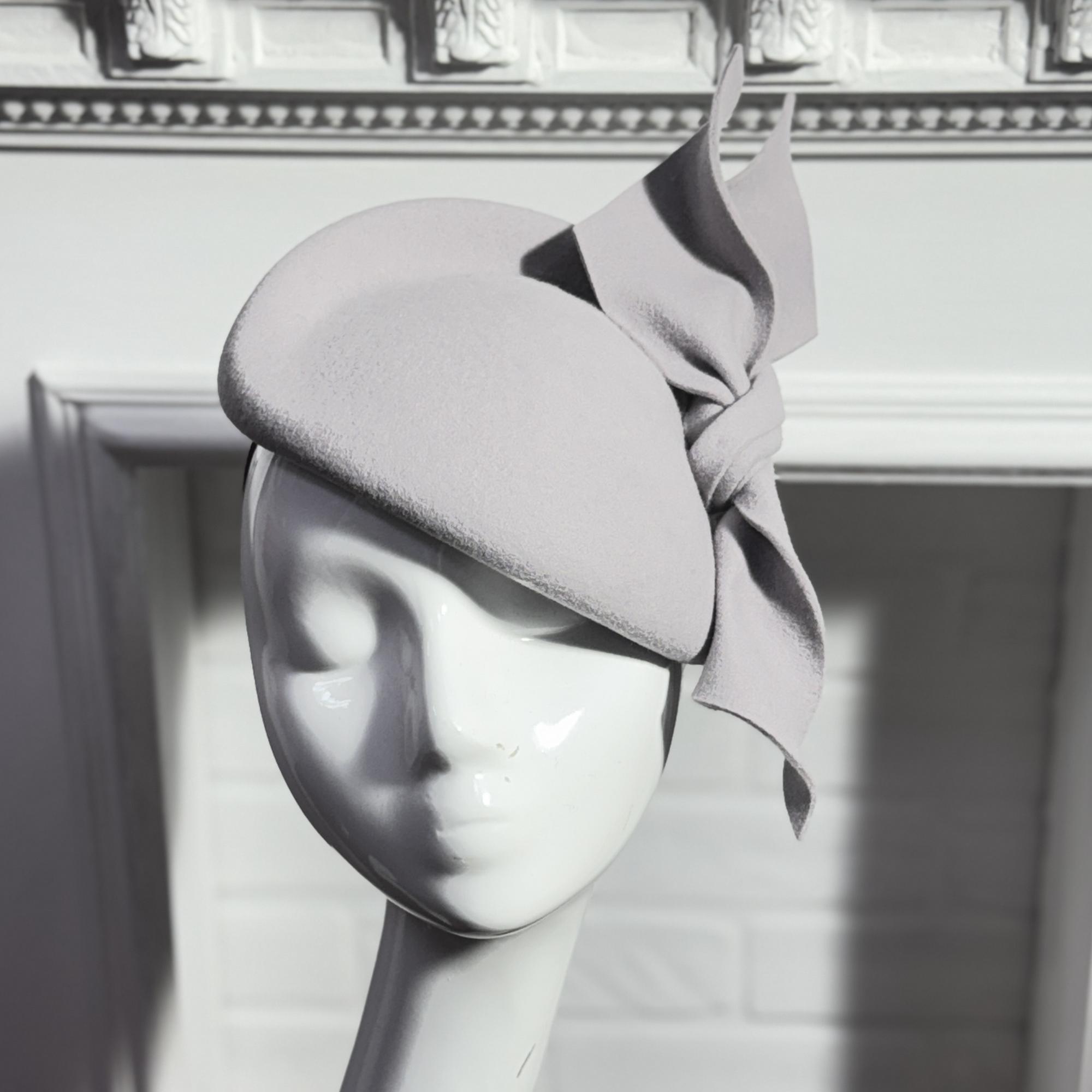 Шляпка таблетка светло-серая из фетра с бантом, дизайнерские шляпки Анна Андриенко, купить шляпку в Москве