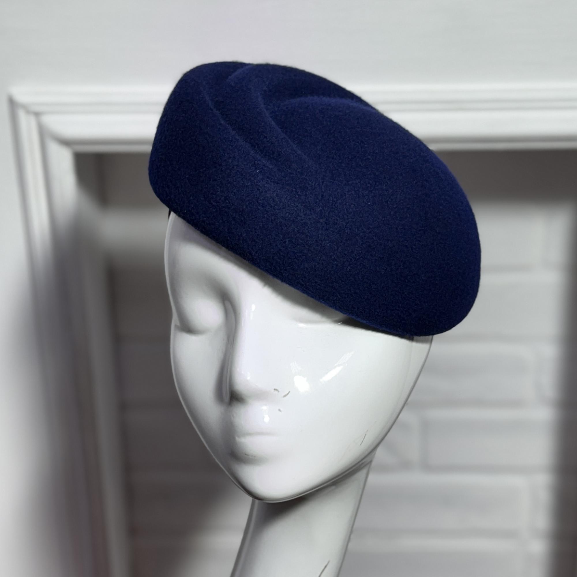 Шляпка таблетка синяя из фетра, дизайнерские шляпки Анна Андриенко, купить шляпку в Москве