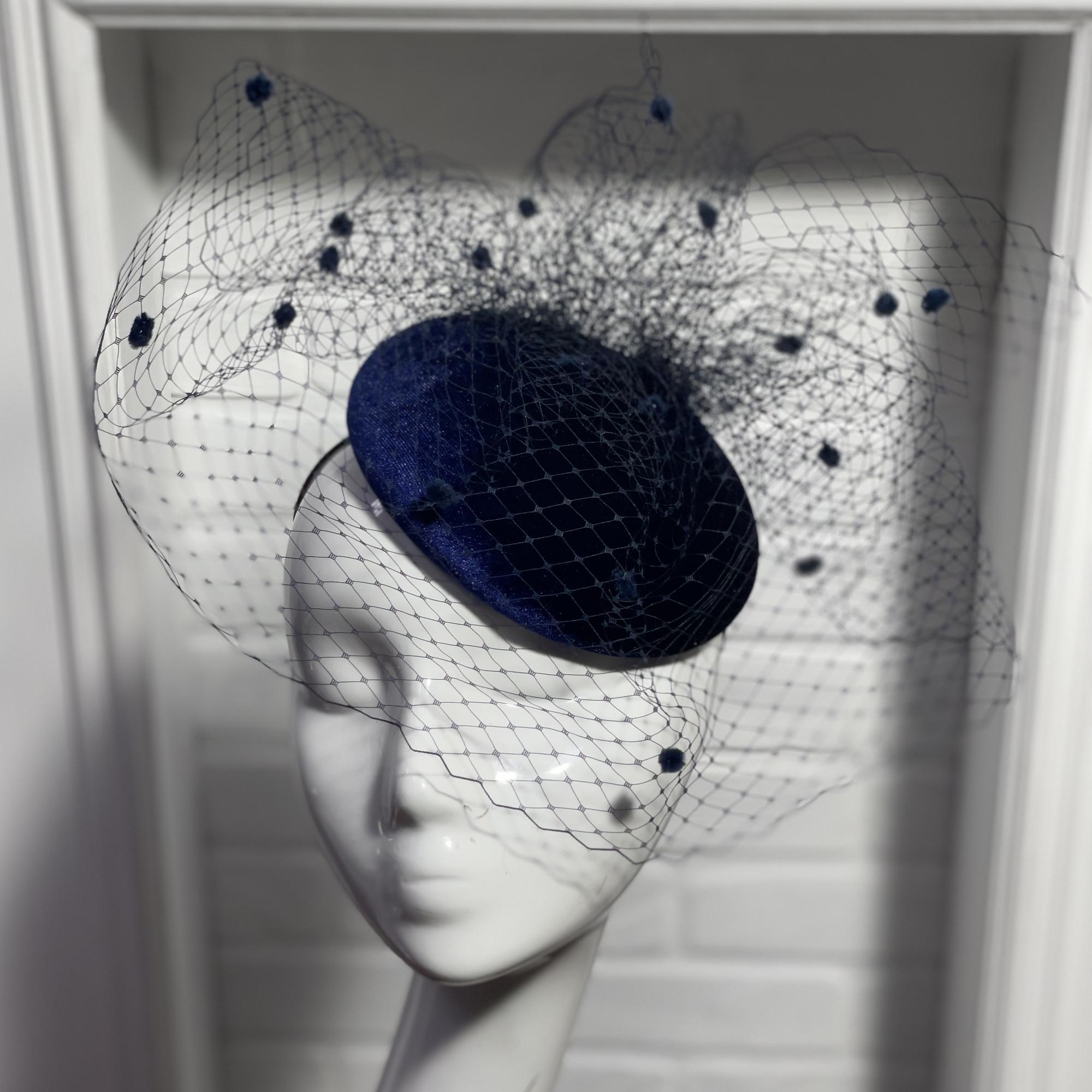 купить темно-синюю шляпку таблетку с вуалью, маленькая темно-синяя фетровая шляпка, Анна Андриенко дизайнерские шляпки, темно-синяя шляпка для скачек с вуалью