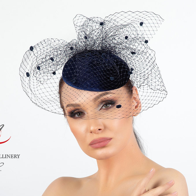 купить темно-синюю шляпку таблетку с вуалью, маленькая темно-синяя фетровая шляпка, Анна Андриенко дизайнерские шляпки, темно-синяя шляпка для скачек с вуалью