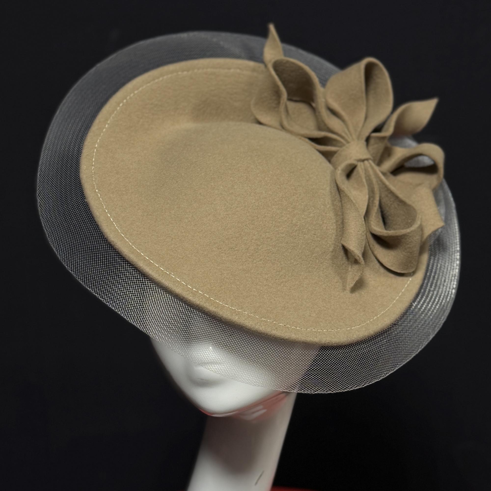 Бежевая ассиметричная шляпка с бантом , фетровая женская шляпка, свадебная шляпка, бежевая фетровая шляпка, дизайнерский головной убор Анна Андриенко, купить шляпку в Москве