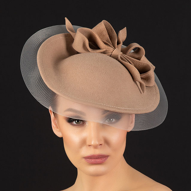 Бежевая ассиметричная шляпка с бантом , фетровая женская шляпка, свадебная шляпка, бежевая фетровая шляпка, дизайнерский головной убор Анна Андриенко, купить шляпку в Москве