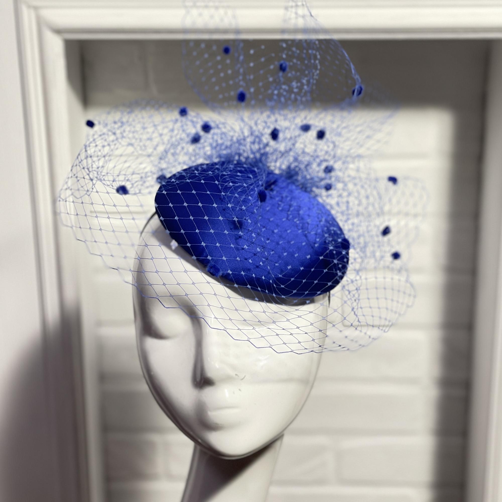 купить синюю шляпку таблетку с вуалью, маленькая синяя фетровая шляпка, Анна Андриенко дизайнерские шляпки, синяя шляпка для скачек с вуалью