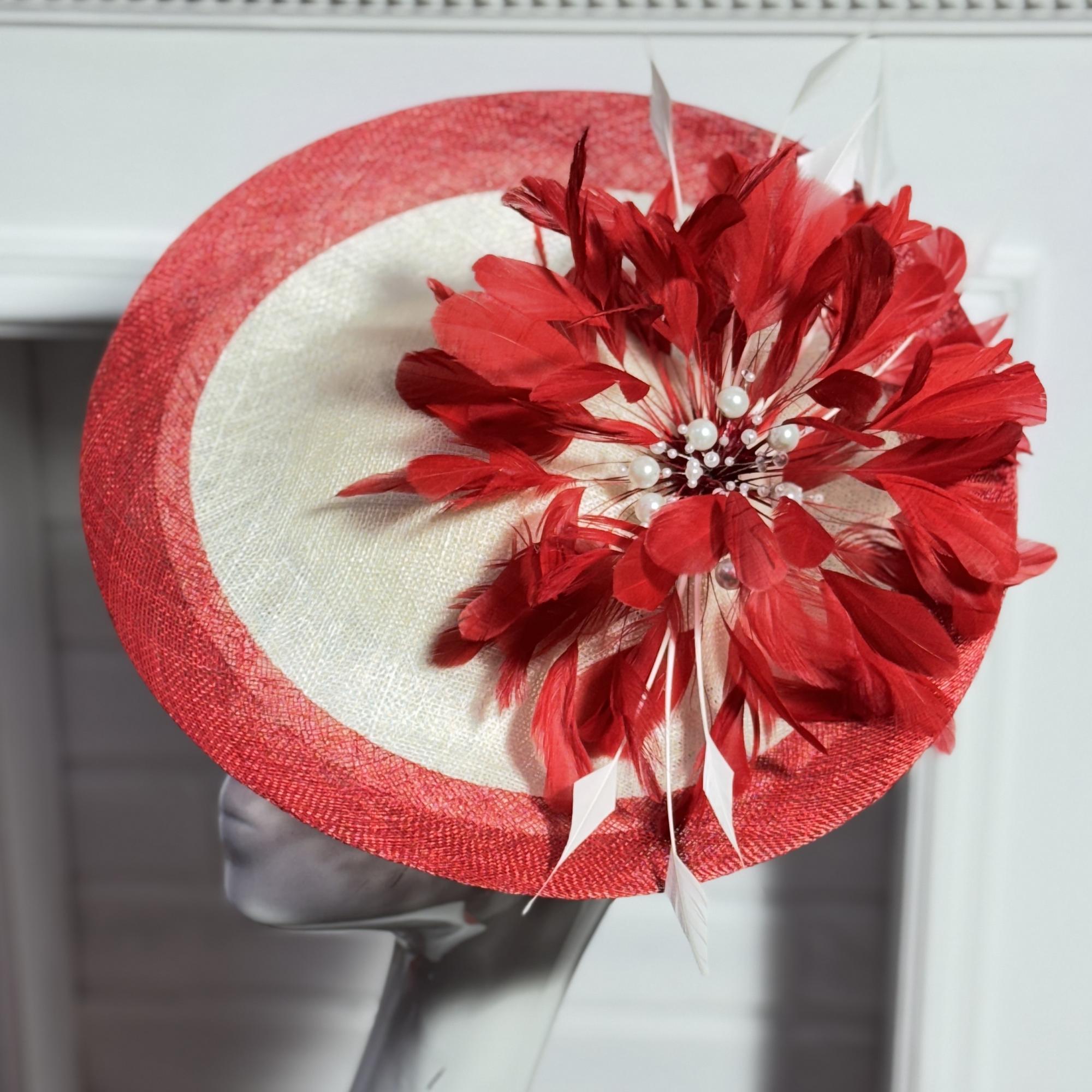 упить шляпку для скачек в москве, шляпки для скачек, шляпки для свадьбы, свадебная шляпка, женская шляпка, красно-белая шляпка, шляпка с перьями, купить шляпку спб, вечерняя шляпка, шляпка для праздника, светская шляпка, дизайнерская шляпка, Анна Андриенко