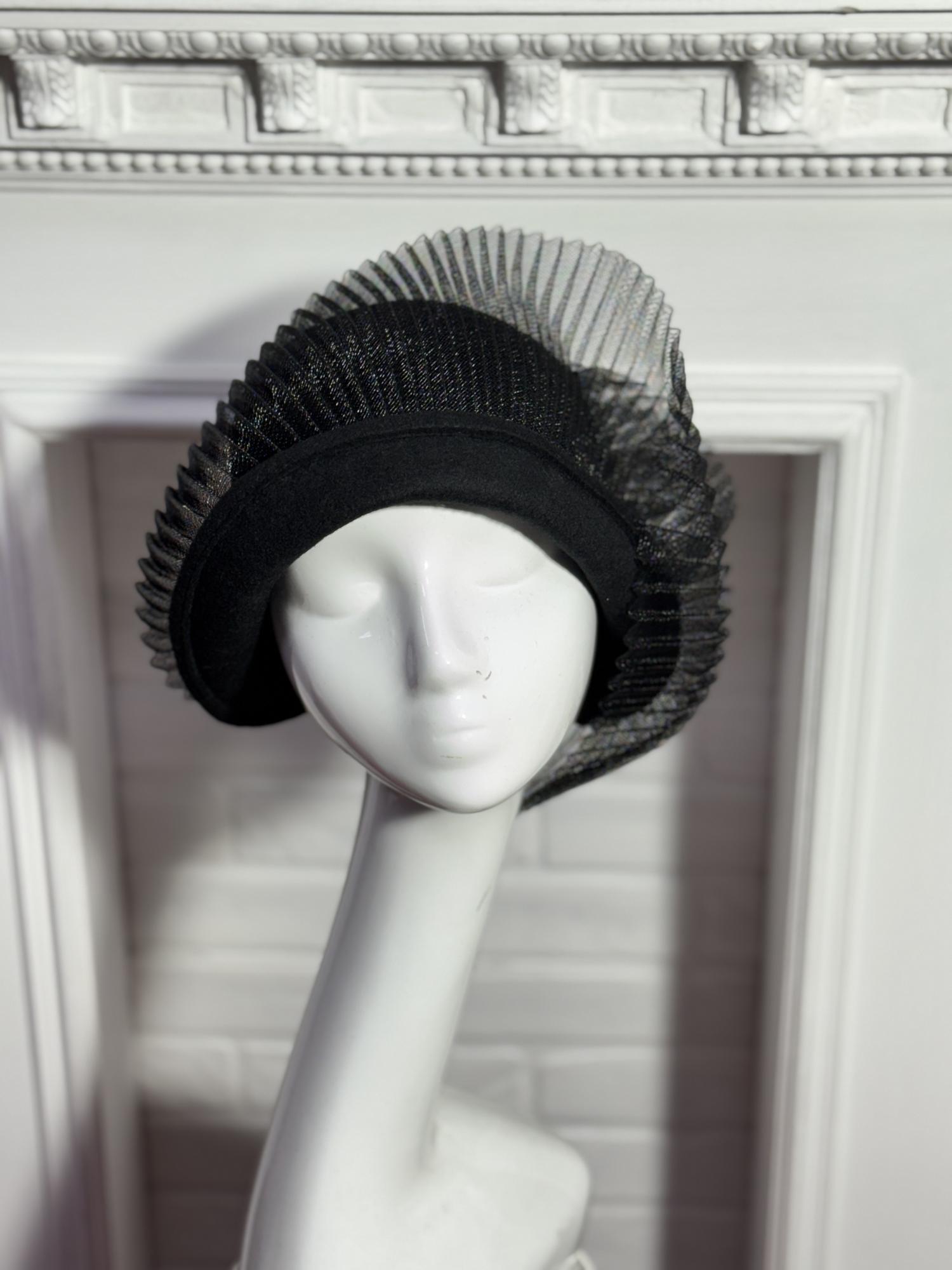Шляпка клош из фетра с плиссе, черный