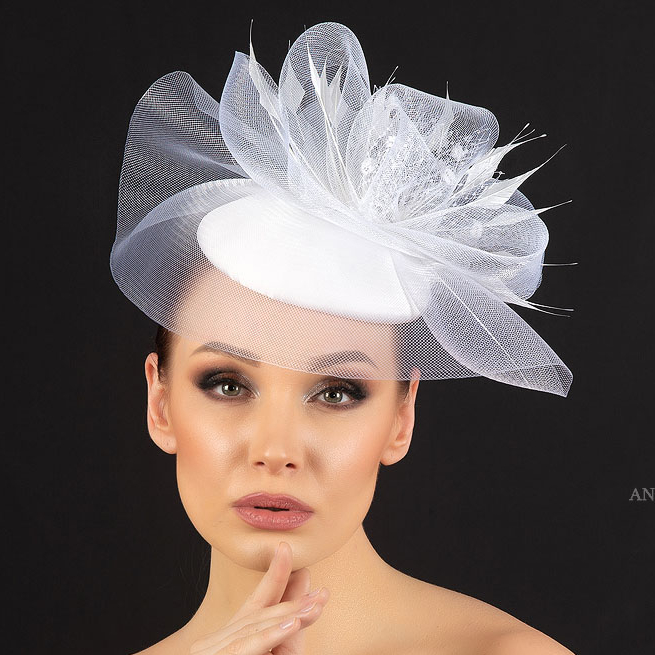 Вечерняя женская белая шляпка с перьями, купить шляпки для скачек в Москве, дизайнерские головные уборы Анна Андриенко СПб, свадебная шляпка, шляпка для невесты