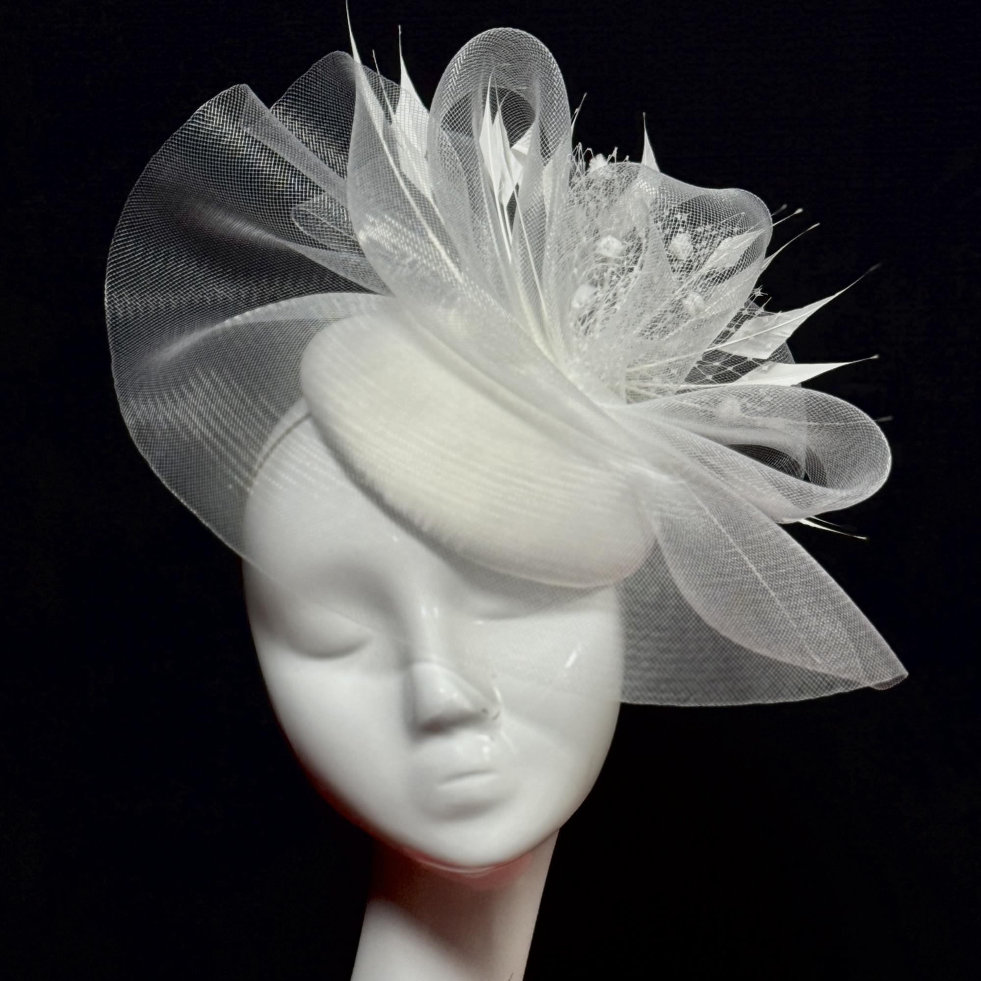 Вечерняя женская белая шляпка с перьями, купить шляпки для скачек в Москве, дизайнерские головные уборы Анна Андриенко СПб, свадебная шляпка, шляпка для невесты