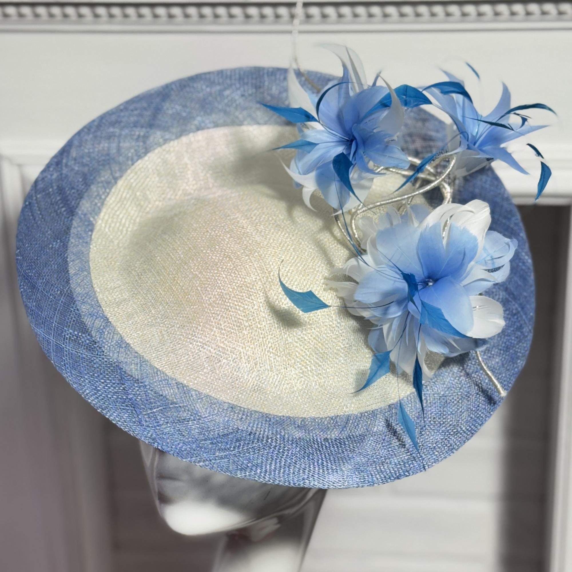 купить шляпку для скачек в москве, шляпки для скачек, шляпки для свадьбы, свадебная шляпка, женская шляпка, бело-голубая шляпка, шляпка с перьями, купить шляпку спб, вечерняя шляпка, шляпка для праздника, светская шляпка, дизайнерская шляпка, Анна Андриенко