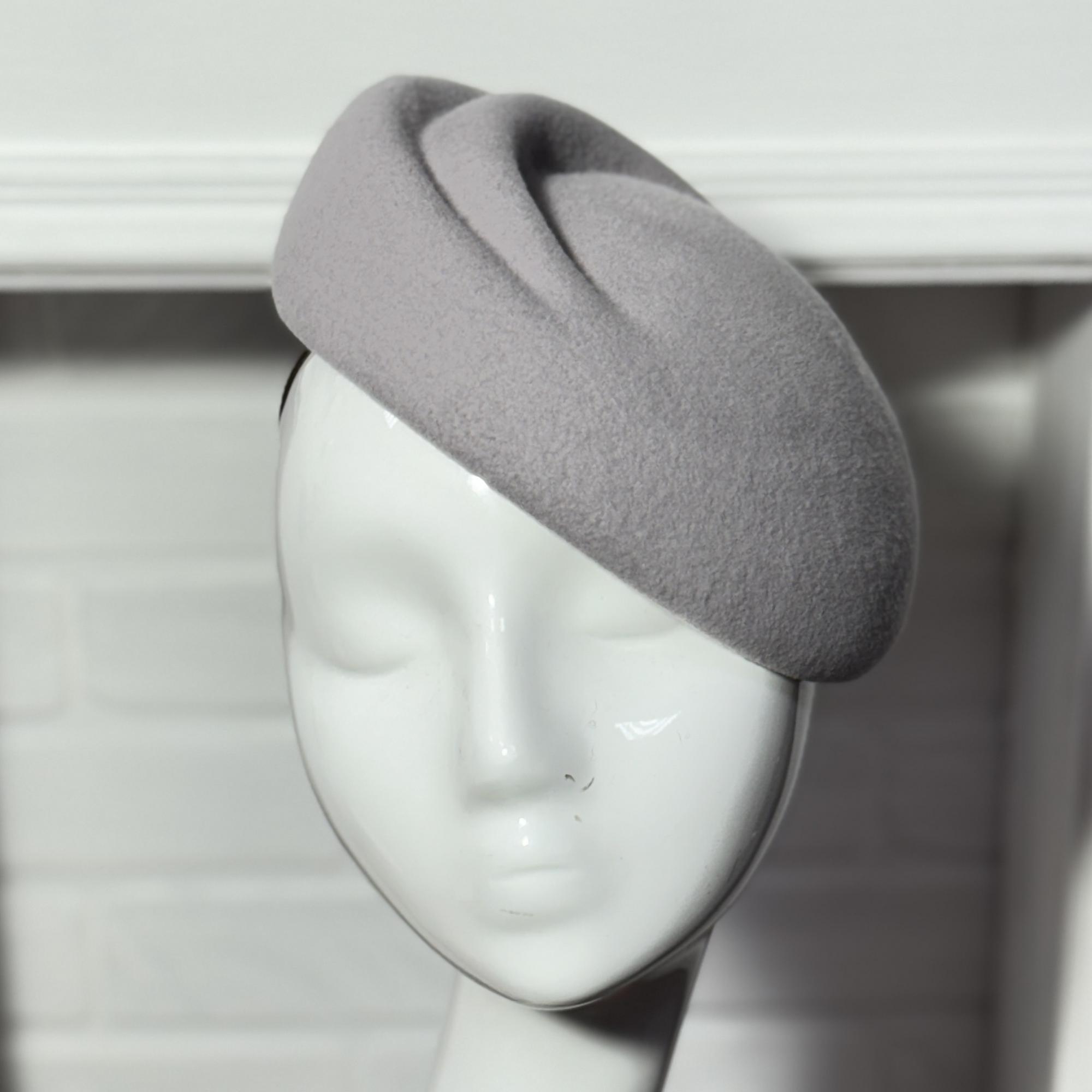 Шляпка таблетка светло-серая из фетра, дизайнерские шляпки Анна Андриенко, купить шляпку в Москве