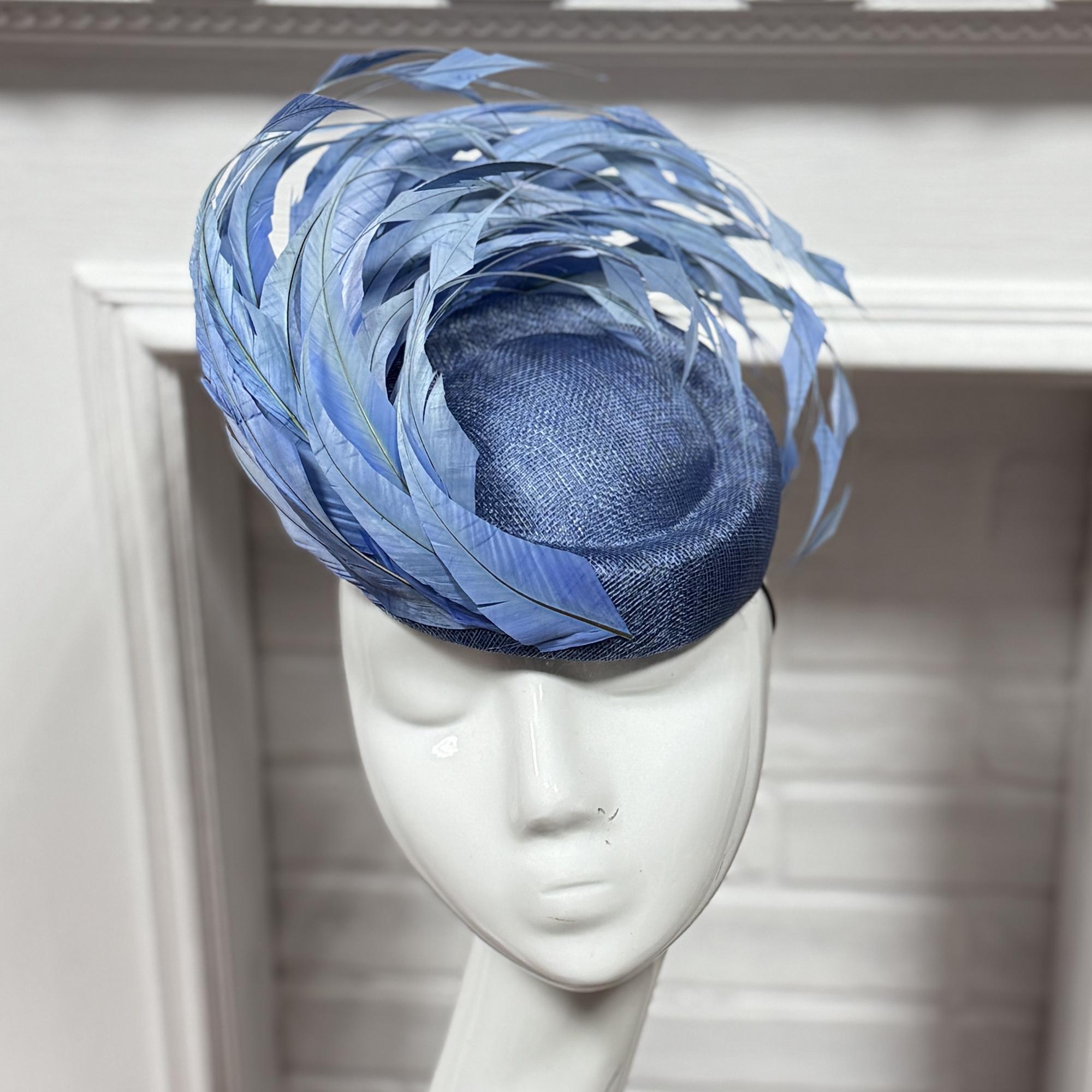 Вечерняя шляпка таблетка с перьями для скачек, дизайнерские головные уборы купить Москва, свадебная шляпка, голубая шляпка таблетка