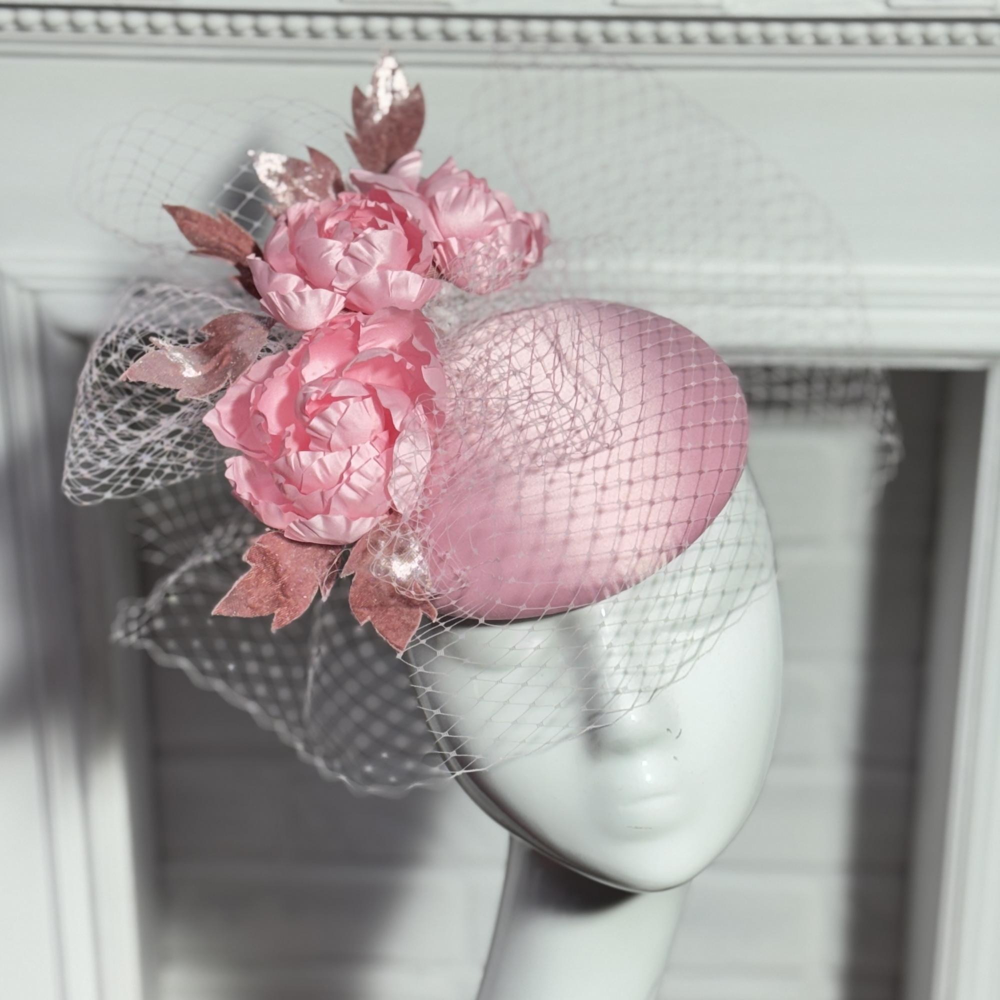 Вечерняя розовая шляпка с цветами и вуалью купить с Спб, купить шляпку для скачек в Москве