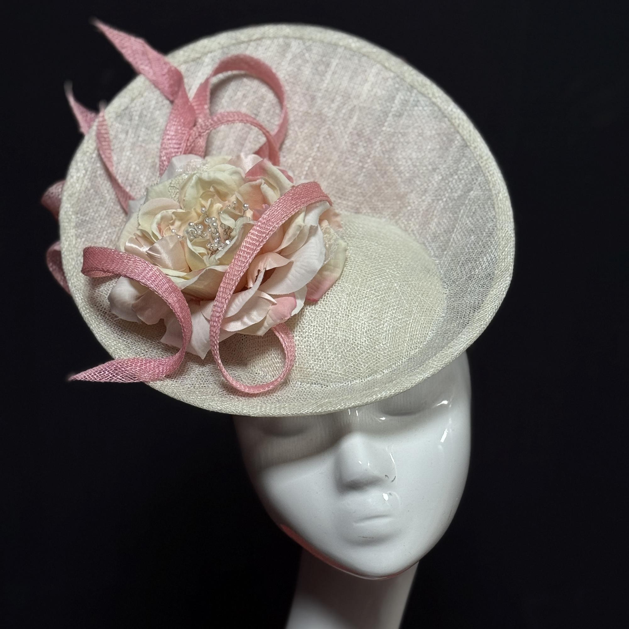 Дизайнерская белая шляпка для скачек , шляпа из синамей с цветами, дизайнерские шляпы Анна Андриенко