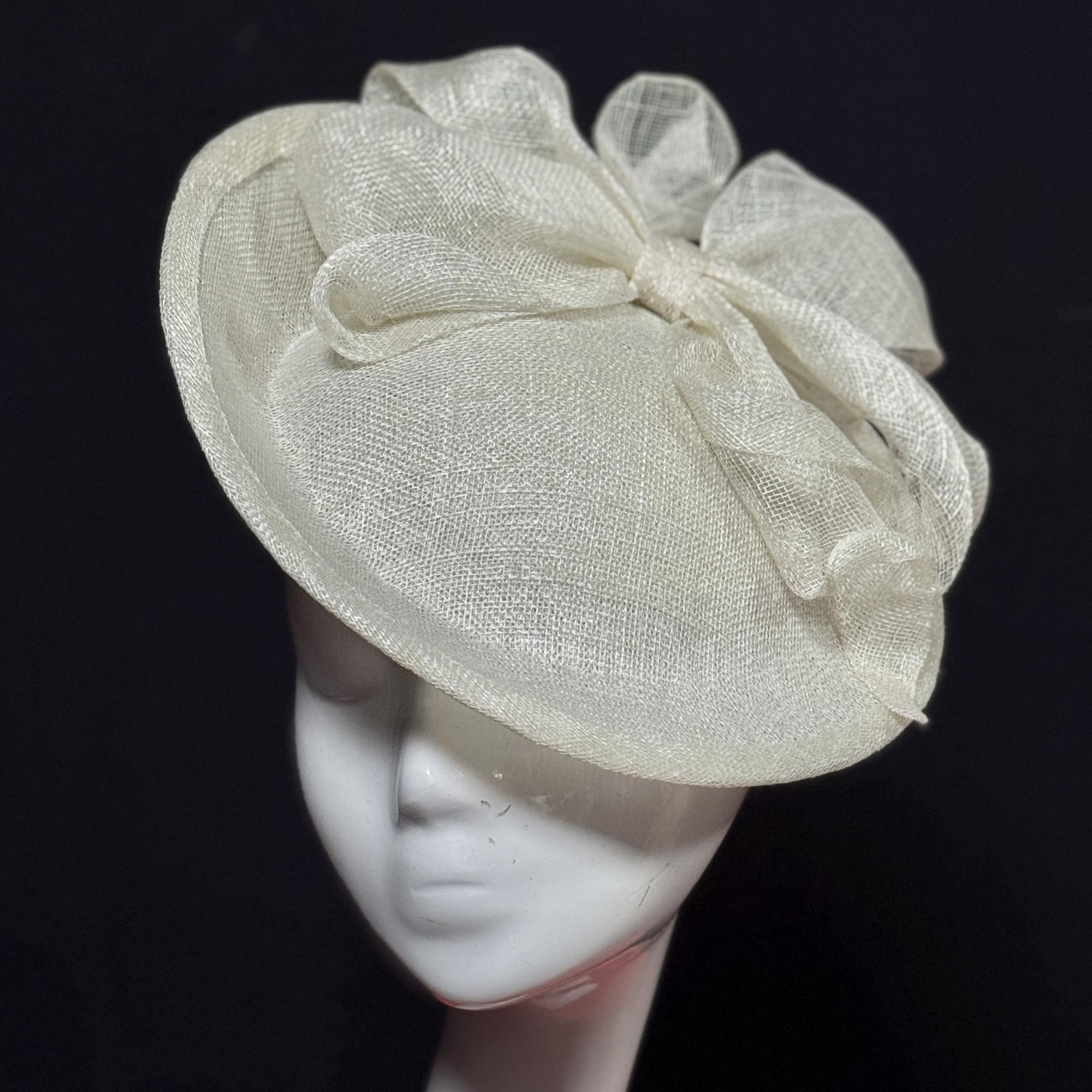 купить шляпку для скачек в москве, шляпки для скачек, шляпки для свадьбы, белая шляпка, женская шляпка, купить шляпку спб, вечерняя шляпка, шляпка для праздника, шляпка для невесты, светская шляпка, дизайнерская шляпка, Анна Андриенко, шляпки для ипподрома