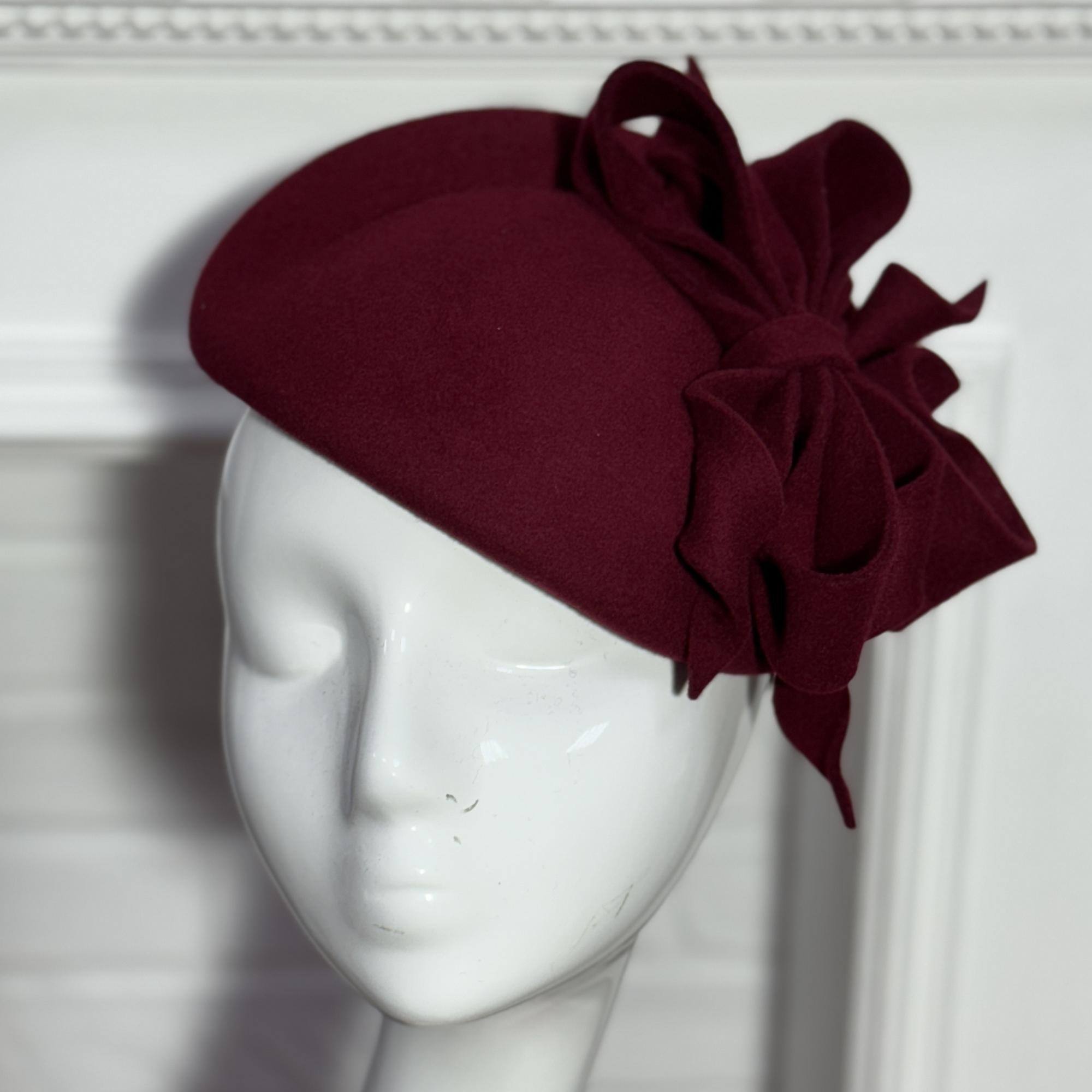 Шляпка таблетка бордовая из фетра с бантом, дизайнерские шляпки Анна Андриенко