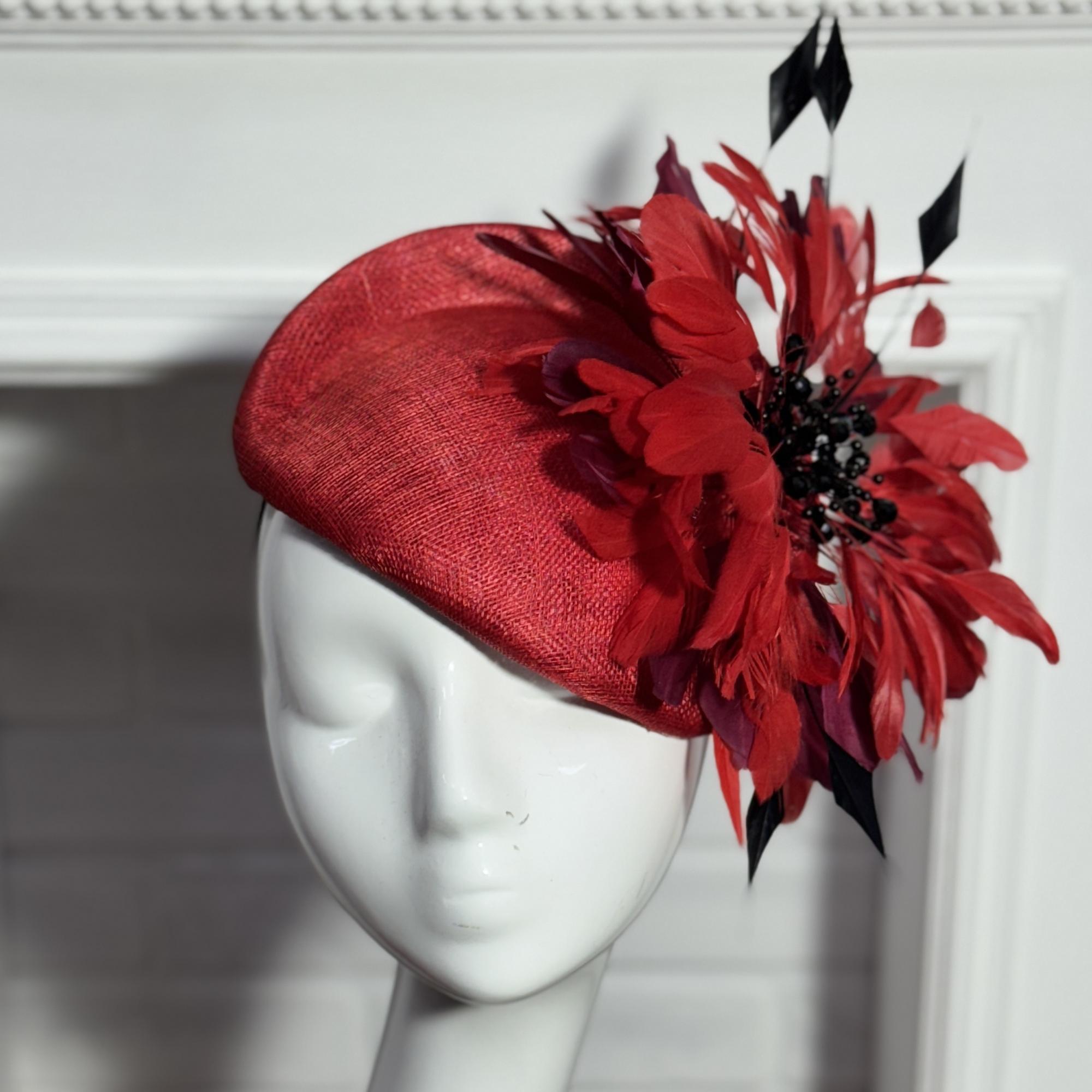 Шляпка таблетка красная из синамей с перьями, дизайнерские шляпки Анна Андриенко, купить шляпку для скачек, вечерние шляпки в Москве