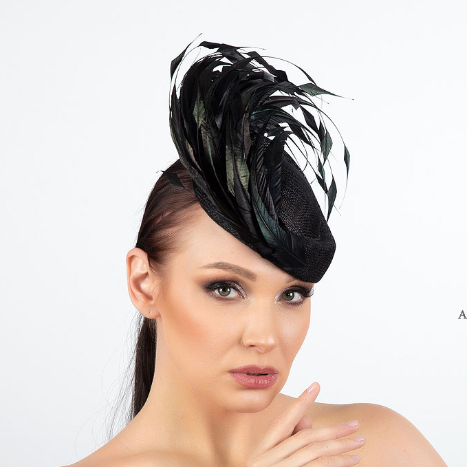 Вечерняя шляпка таблетка с перьями для скачек, дизайнерские головные уборы купить Москва, свадебная шляпка, черная шляпка таблетка