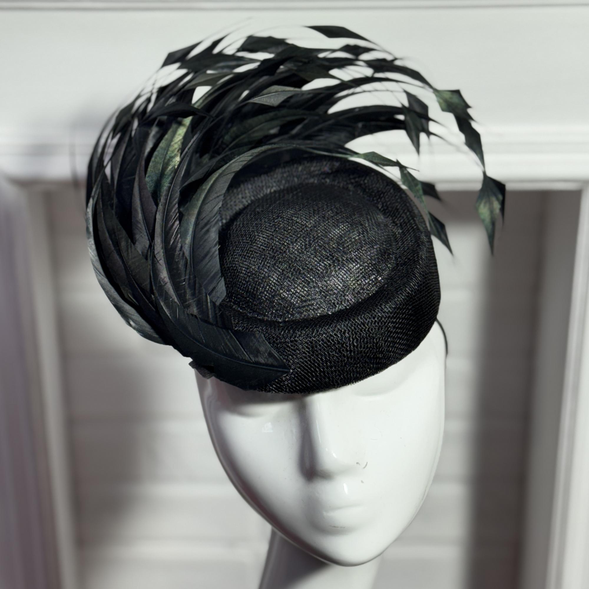 Вечерняя шляпка таблетка с перьями для скачек, дизайнерские головные уборы купить Москва, свадебная шляпка, белая шляпка таблетка