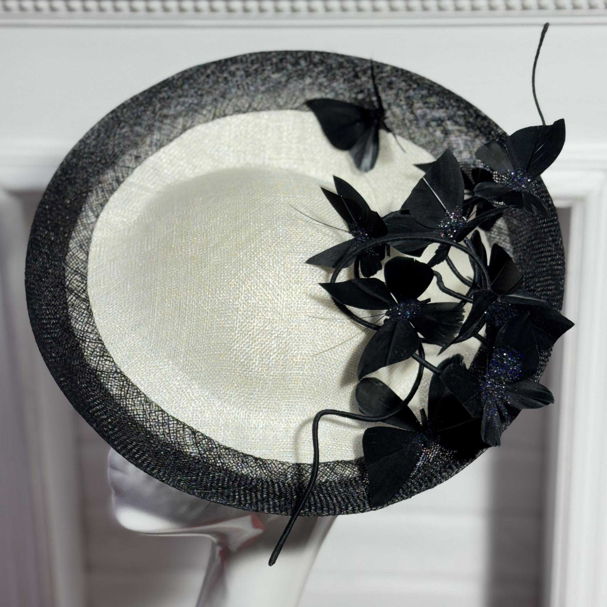 купить шляпку для скачек в москве, шляпки для скачек, шляпки для свадьбы, свадебная шляпка, женская шляпка, черно-белая шляпка, шляпка с перьями, купить шляпку спб, вечерняя шляпка, шляпка для праздника, светская шляпка, дизайнерская шляпка, Анна Андриенко