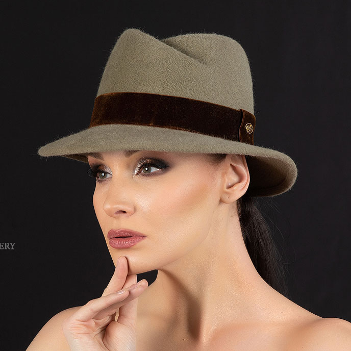Женская шляпа Федора из велюра полынь, осенняя шляпа купить в москве, дизайнерский головной убор Анна Андриенко