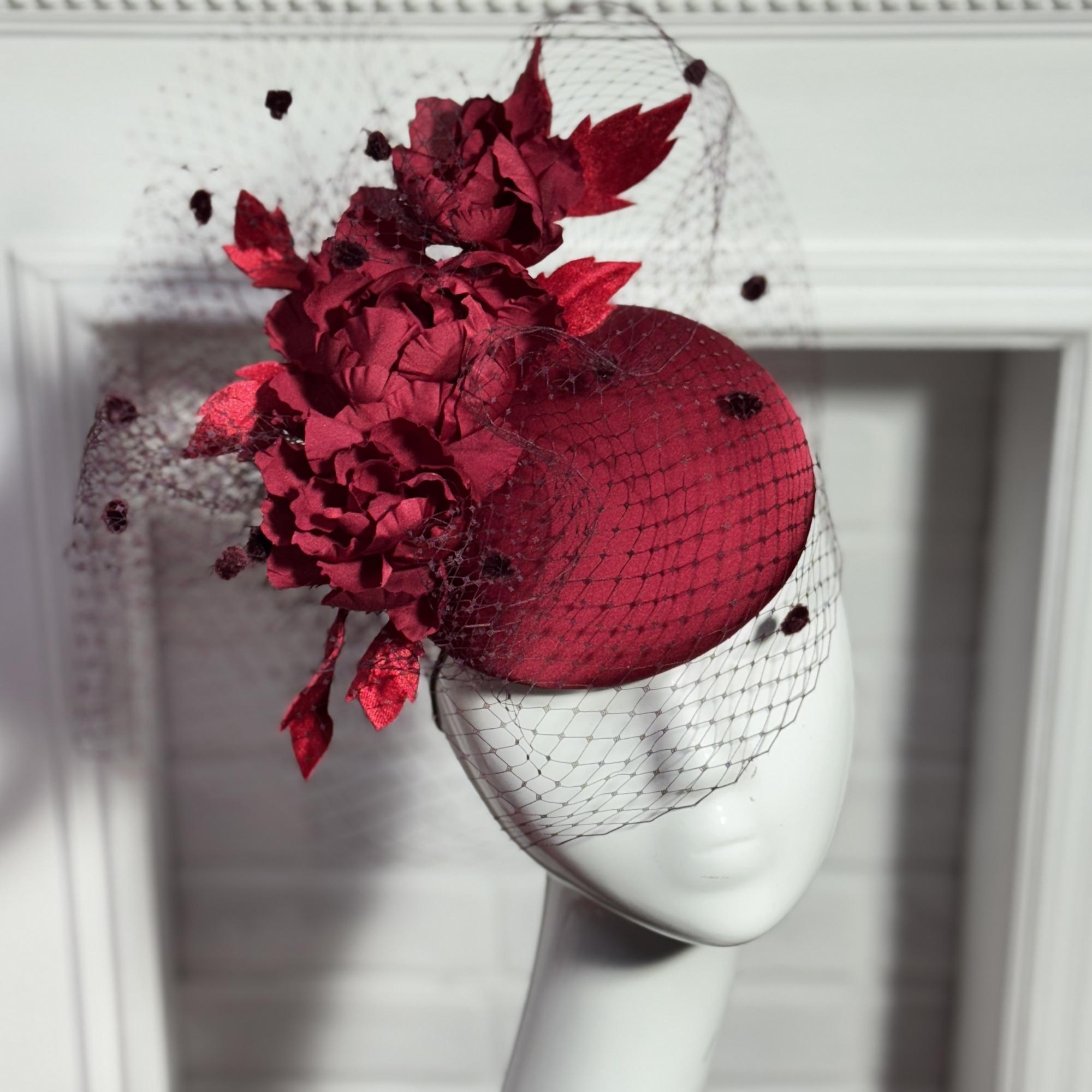купить темно-красную шляпку с вуалью, шляпка для скачек, женские шляпки спб, дизайнерские шляпки Анна Андриенко, свадебные шляпки вуалетки, вечерние шляпки купить в москве