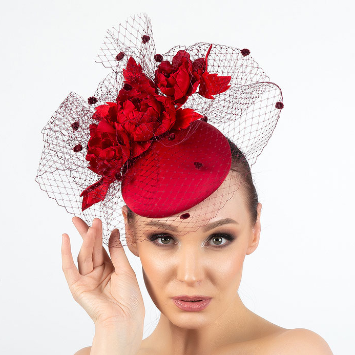 купить темно-красную шляпку с вуалью, шляпка для скачек, женские шляпки спб, дизайнерские шляпки Анна Андриенко, свадебные шляпки вуалетки, вечерние шляпки купить в москве