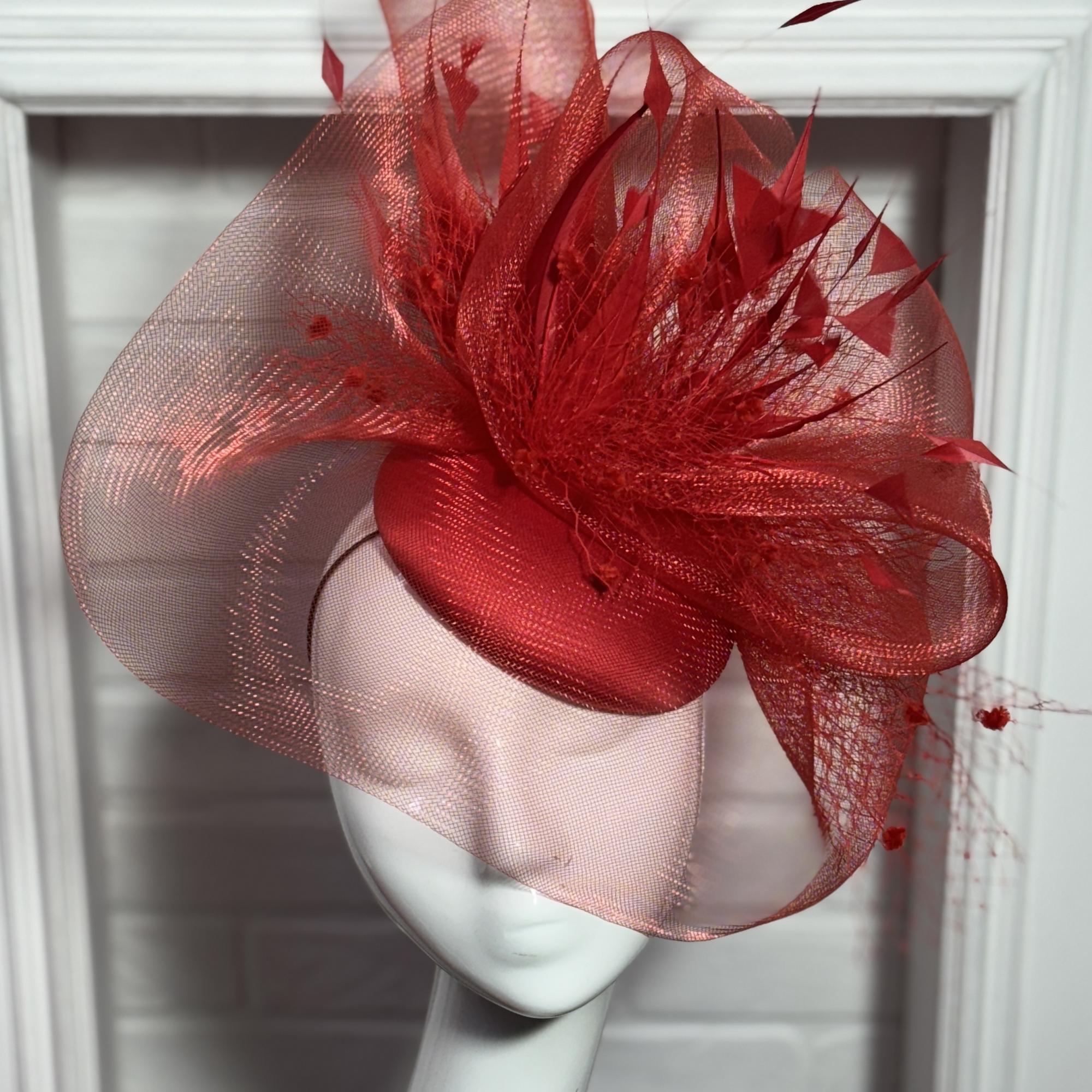 Вечерняя женская красная шляпка с перьями, купить шляпки для скачек в Москве, дизайнерские головные уборы Анна Андриенко СПб
