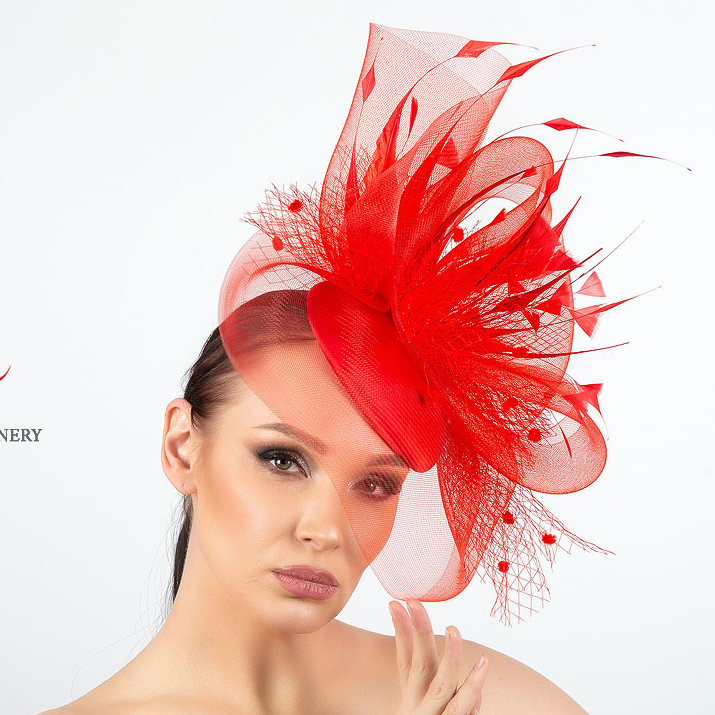 Вечерняя женская красная шляпка с перьями, купить шляпки для скачек в Москве, дизайнерские головные уборы Анна Андриенко СПб
