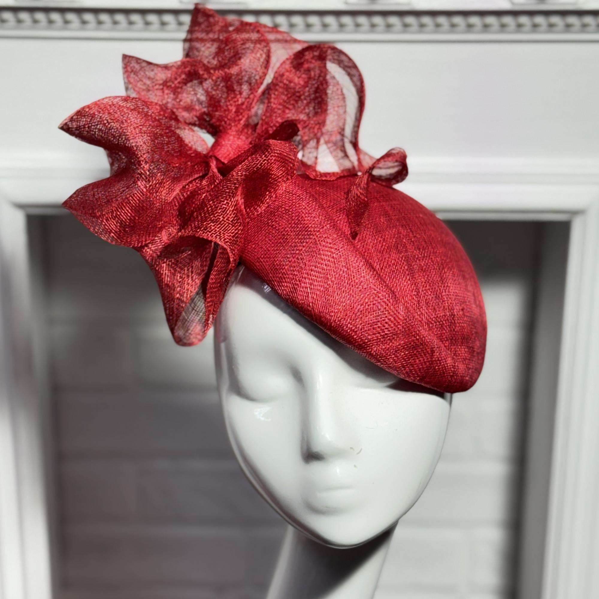 Вечерняя  красная шляпка с цветком и вуалью, дизайнерские шляпки Анна Андриенко, купить шляпку для скачек, купить шляпку для праздника, шляпки в москве, шляпки СПб