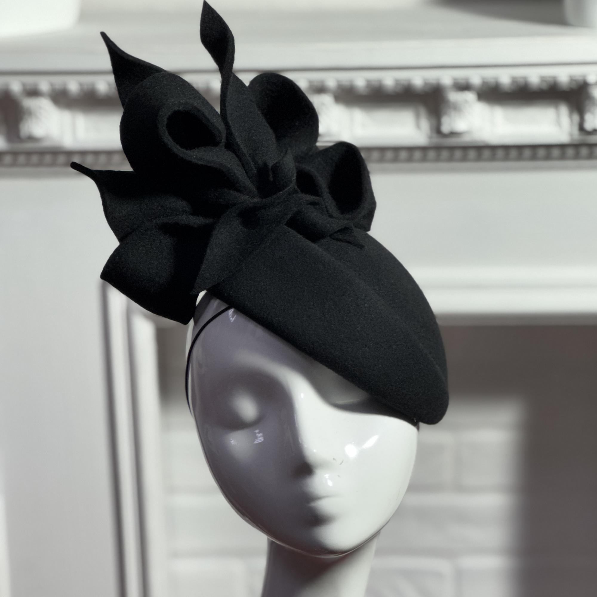 Дизайнерская шляпка таблетка с бантом черная, шляпки для скачек купить в Москве, головные уборы Анна Андриенко