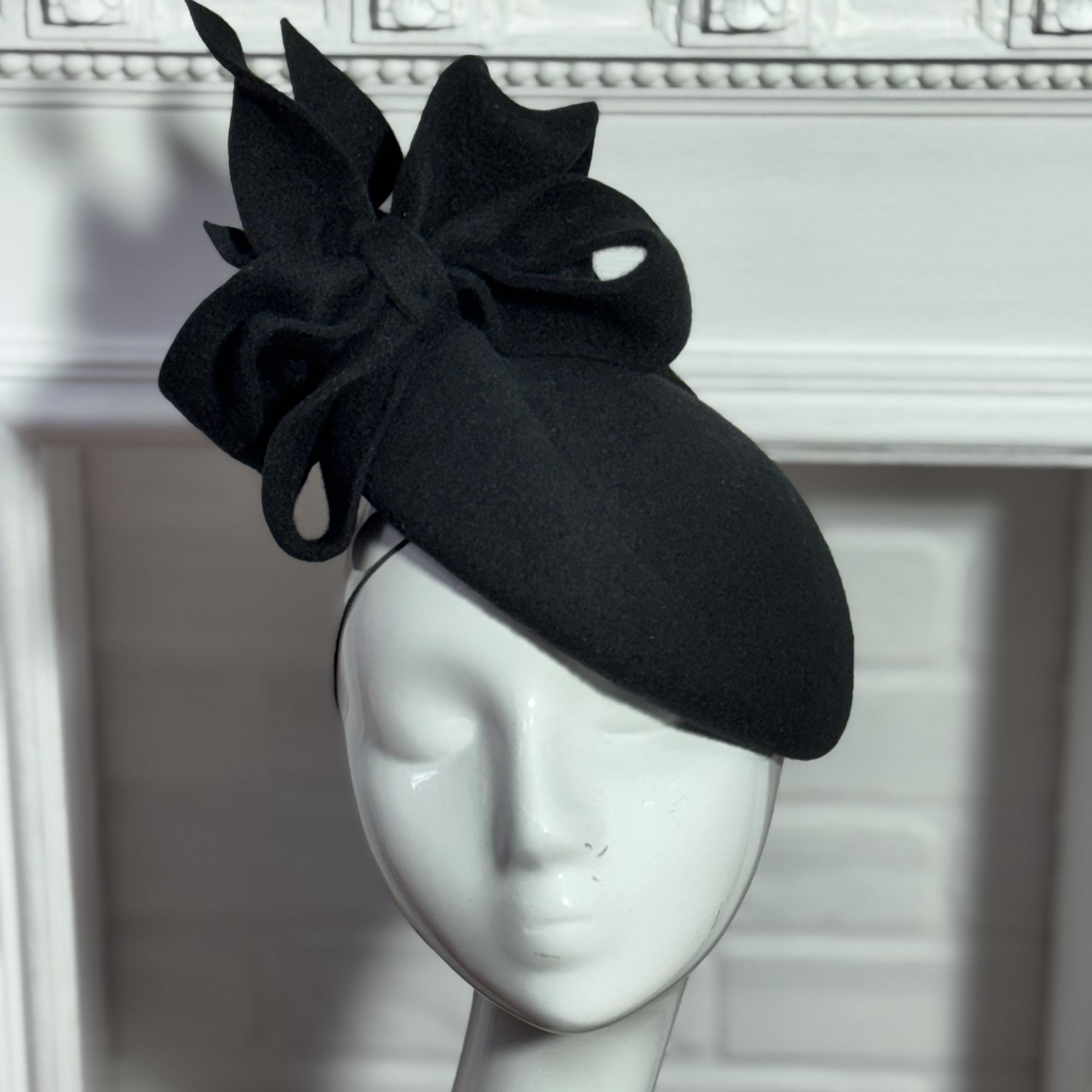 Дизайнерская шляпка таблетка с бантом черная, шляпки для скачек купить в Москве, головные уборы Анна Андриенко