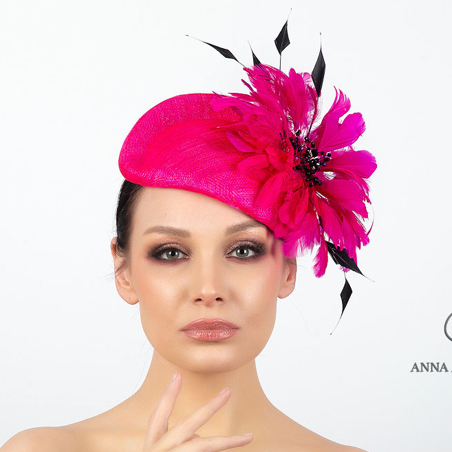 Шляпка таблетка цвета фуксии из синамей с перьями, дизайнерские шляпки Анна Андриенко, купить шляпку для скачек, вечерние шляпки в Москве