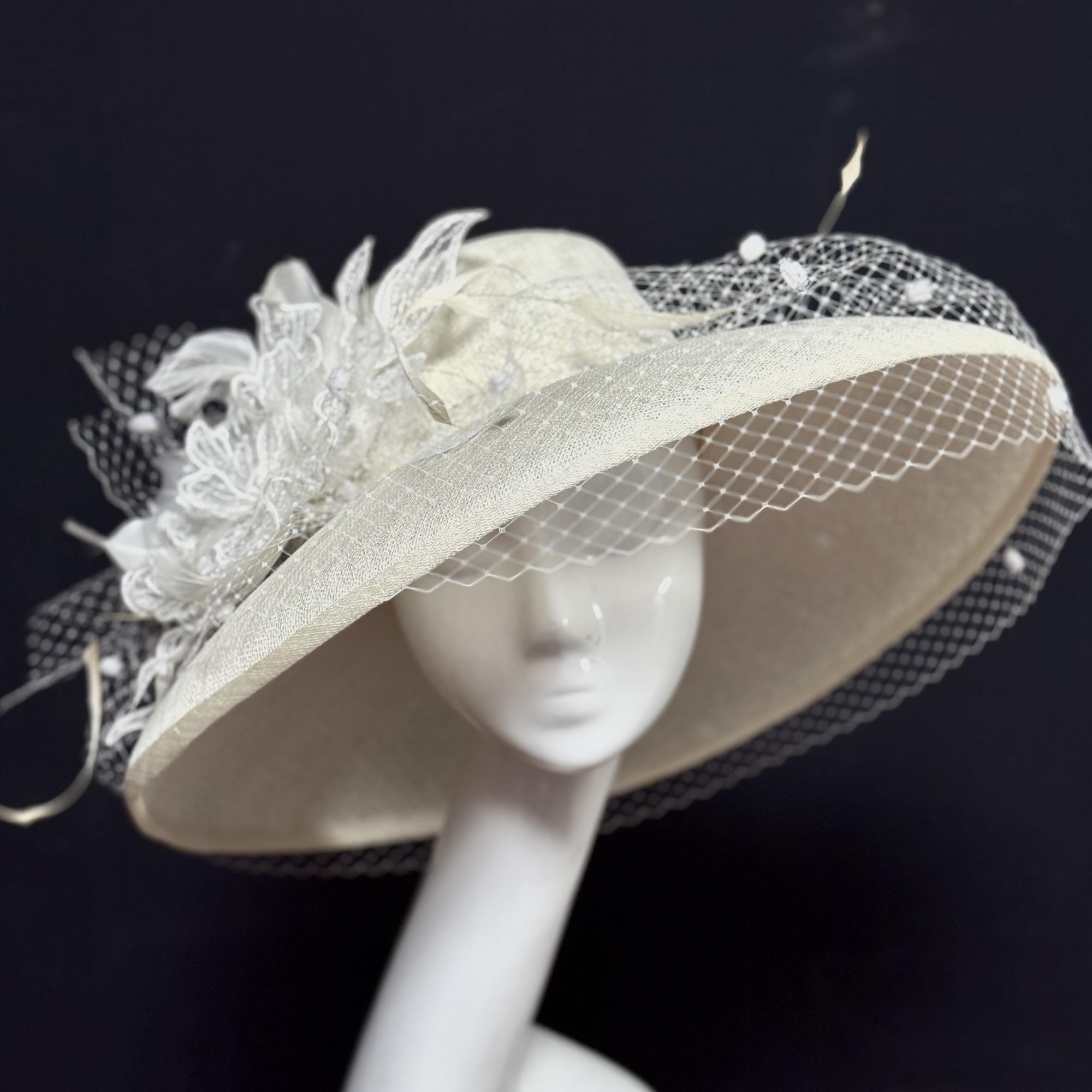 купить свадебная Белая широкополая шляпа из синамей для скачек Белый цветок в Москве