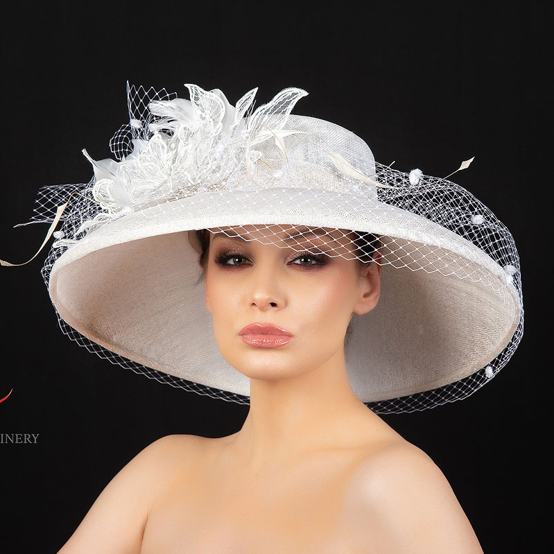 купить свадебная Белая широкополая шляпа из синамей для скачек Белый цветок в Москве