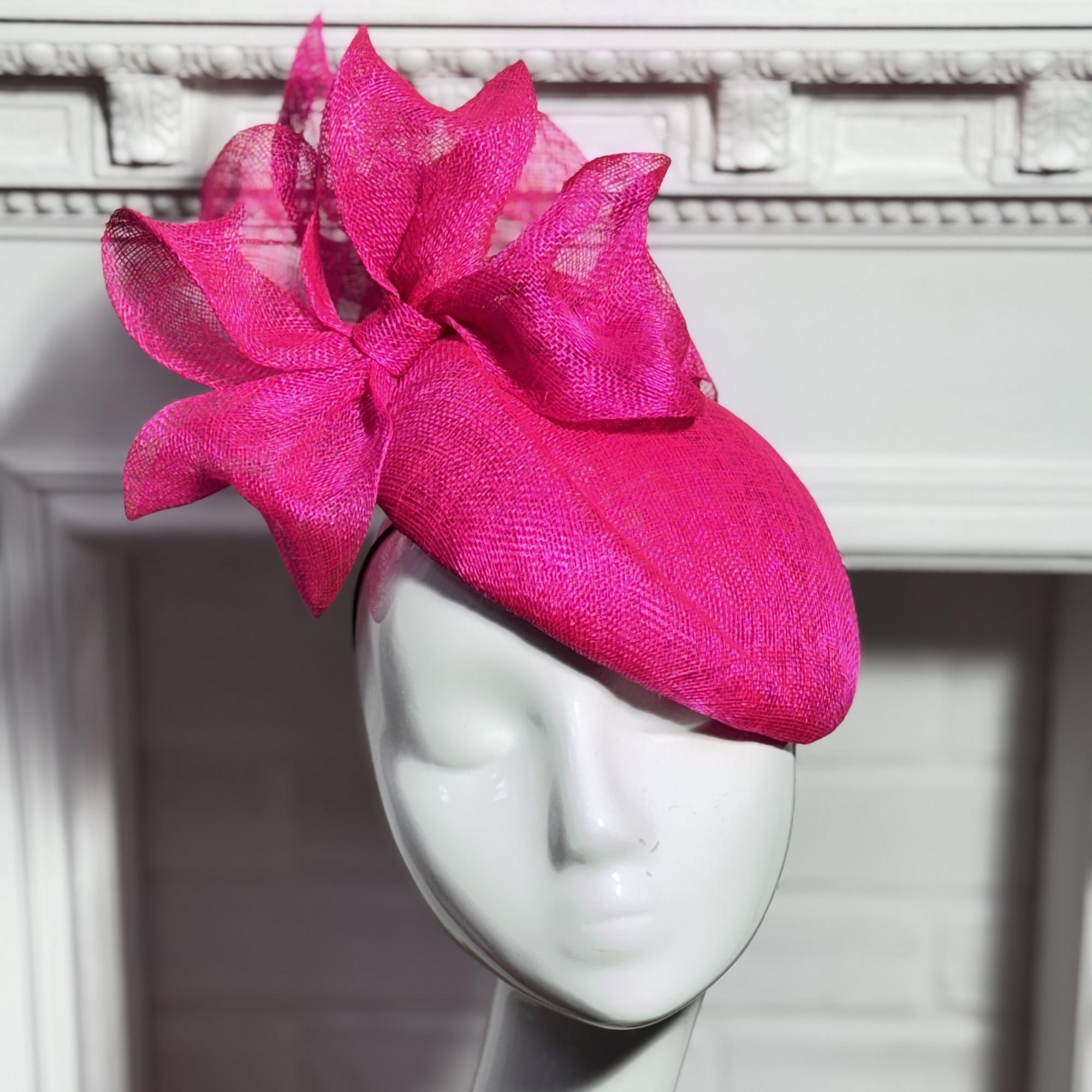 Вечерняя шляпка цвета фуксии с цветком и вуалью, дизайнерские шляпки Анна Андриенко, купить шляпку для скачек, купить шляпку для праздника, шляпки в москве, шляпки СПб