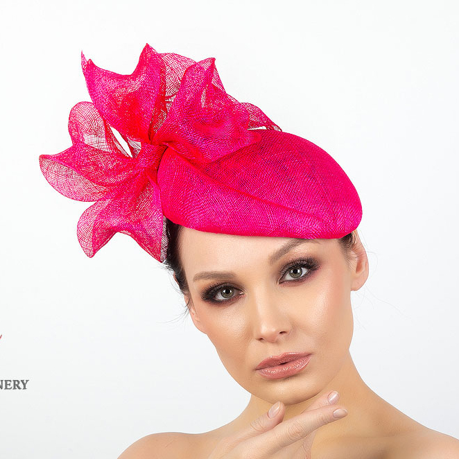 Вечерняя шляпка цвета фуксии с цветком и вуалью, дизайнерские шляпки Анна Андриенко, купить шляпку для скачек, купить шляпку для праздника, шляпки в москве, шляпки СПб