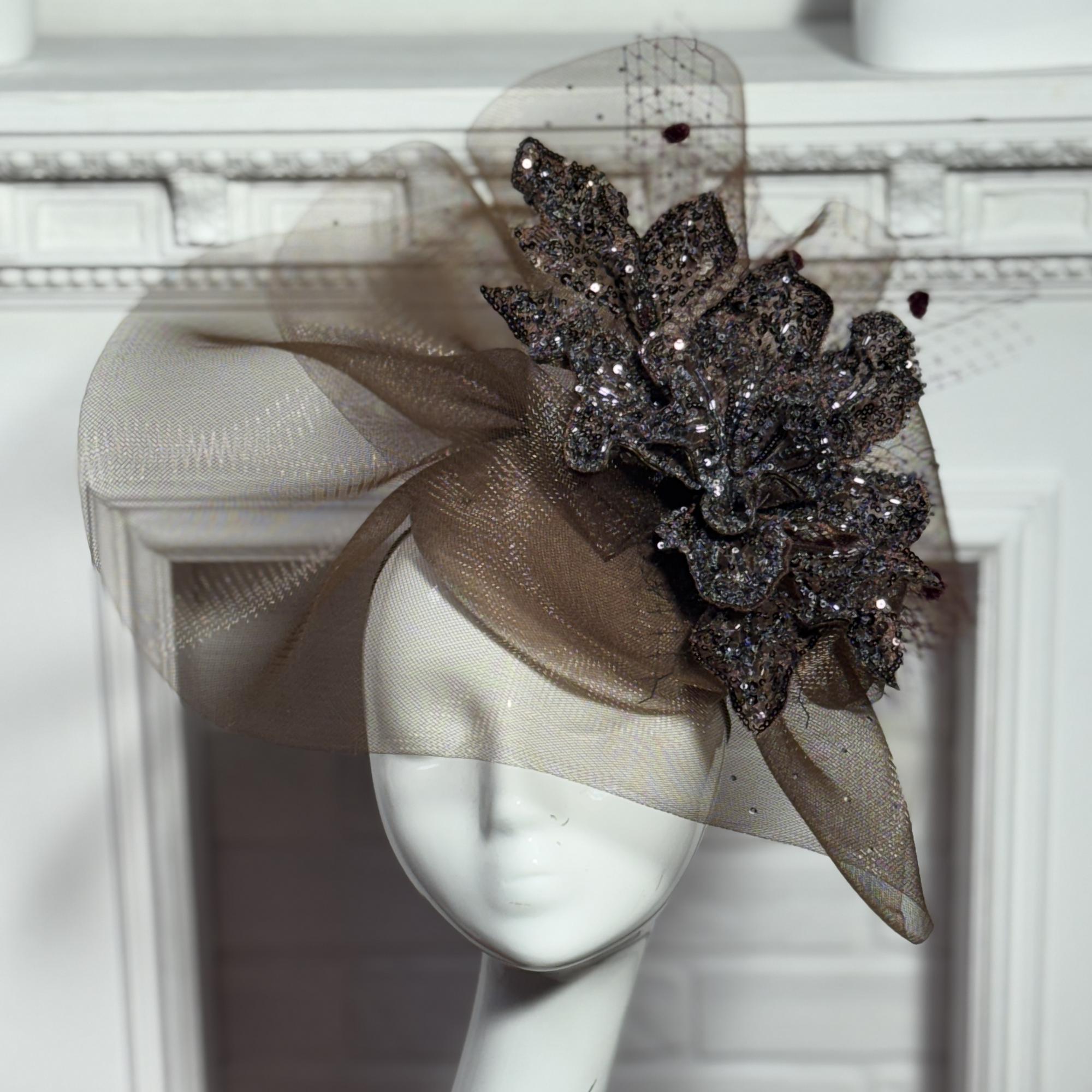 Вечерняя женская шоколадная шляпка с цветком и регилином, купить шляпки для скачек в Москве, дизайнерские головные уборы Анна Андриенко СПб