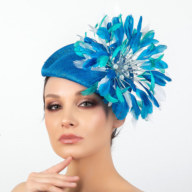 Шляпка таблетка цвета бирюзы из синамей с перьями, дизайнерские шляпки Анна Андриенко, купить шляпку для скачек, вечерние шляпки в Москве