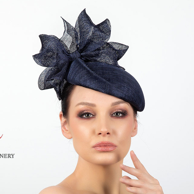 Вечерняя темно-синяя шляпка с цветком и вуалью, дизайнерские шляпки Анна Андриенко, купить шляпку для скачек, купить шляпку для праздника, шляпки в москве, шляпки СПб