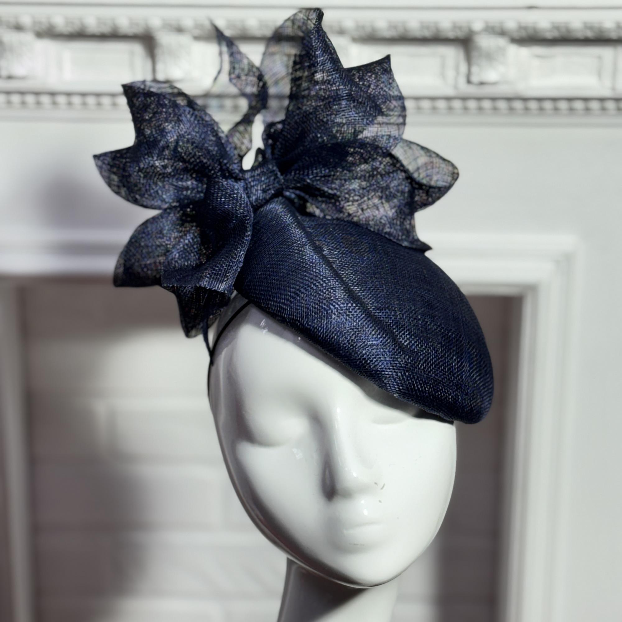 Вечерняя темно-синяя шляпка с цветком и вуалью, дизайнерские шляпки Анна Андриенко, купить шляпку для скачек, купить шляпку для праздника, шляпки в москве, шляпки СПб