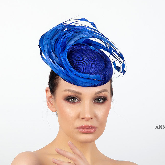 Вечерняя шляпка таблетка с перьями для скачек, дизайнерские головные уборы купить Москва, свадебная шляпка, синяя шляпка таблетка