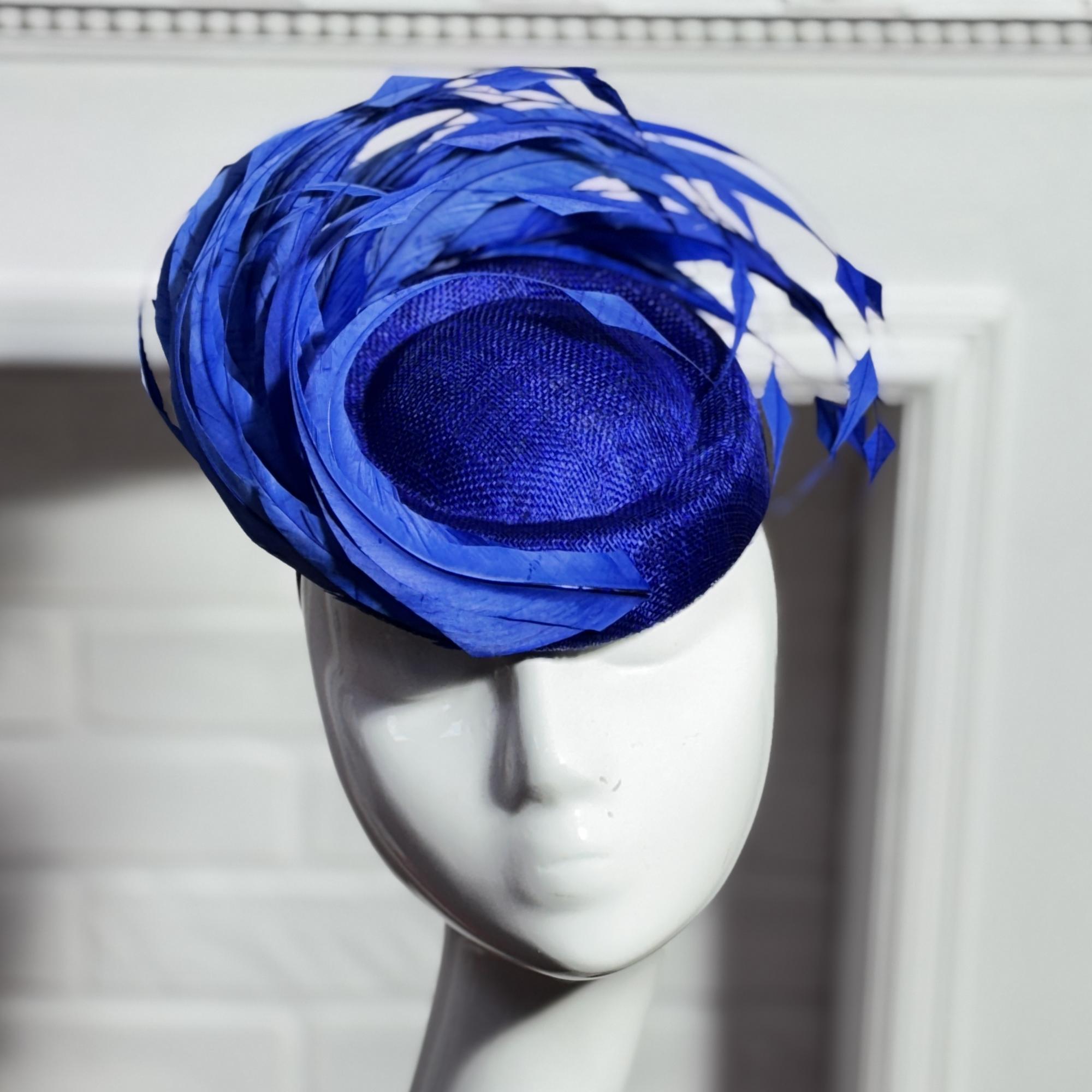 Вечерняя шляпка таблетка с перьями для скачек, дизайнерские головные уборы купить Москва, свадебная шляпка, синяя шляпка таблетка