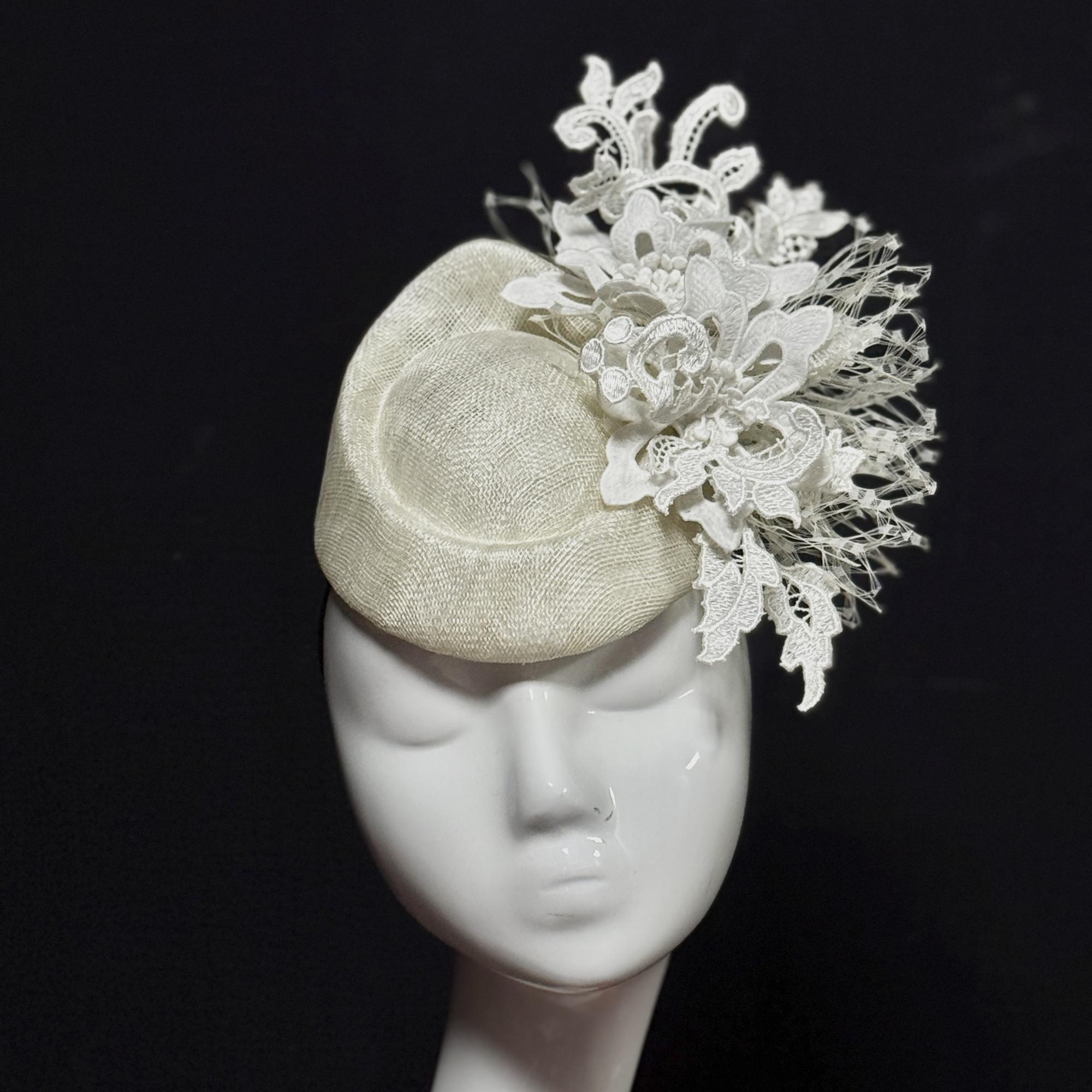 Белая свадебная шляпка таблетка с цветами, шляпки для скачек, дизайнерские головные уборы Анна Андриенко