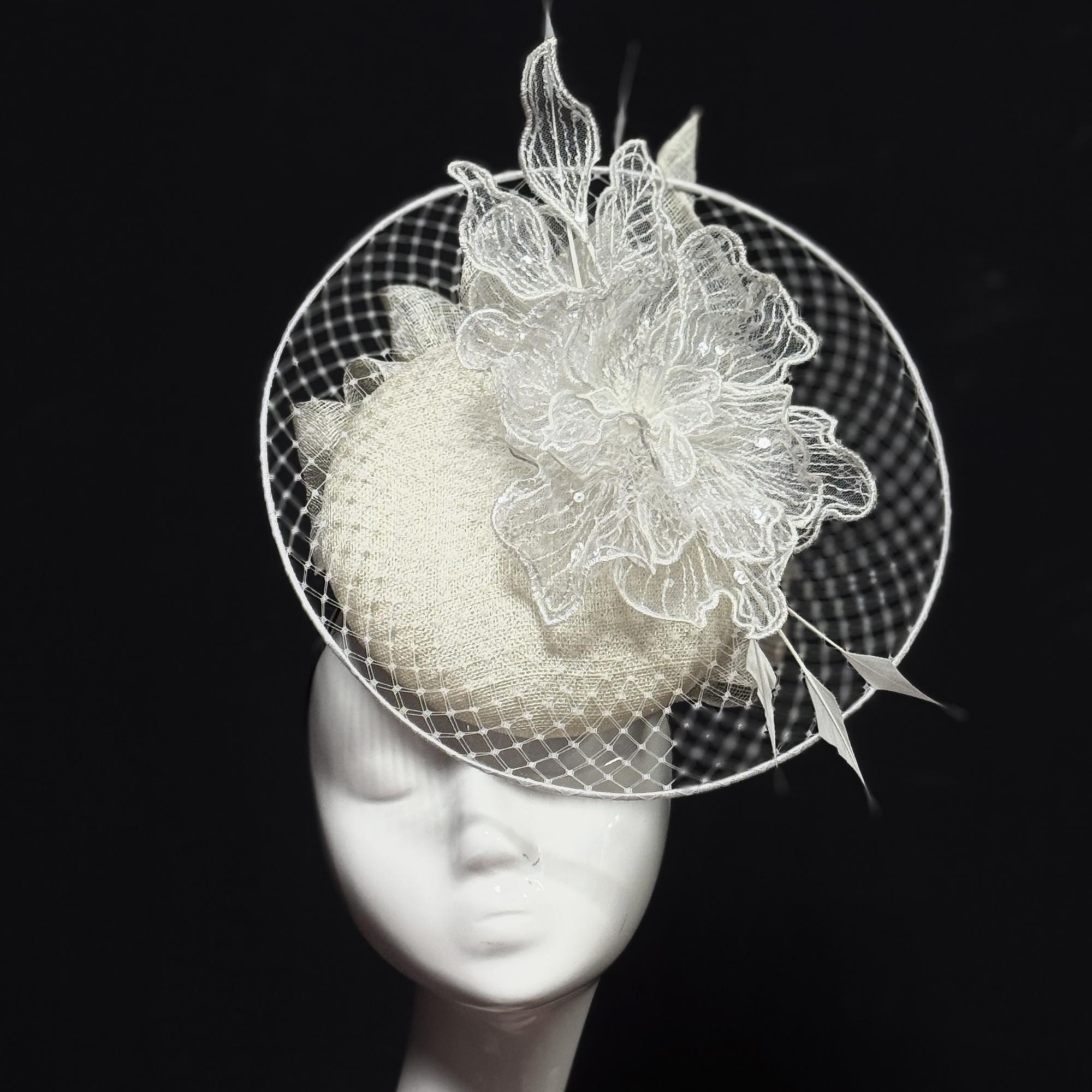 Вечерняя шляпка вуалетка с объемными цветами купить в Москве, шляпки для скачек москва, купить дизайнерский головной убор Анна Андриенко СПБ