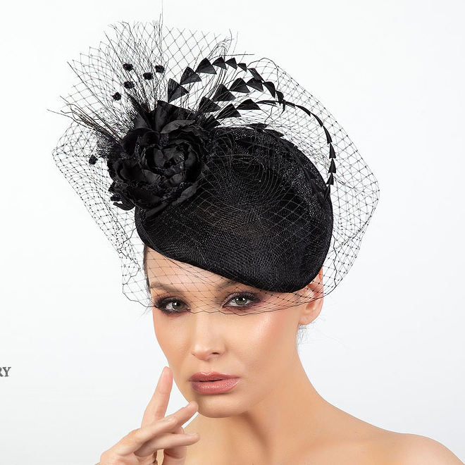 Шляпка таблетка черная с перьями, дизайнерские шляпки Анна Андриенко, шляпки для скачек, шляпка с цветами