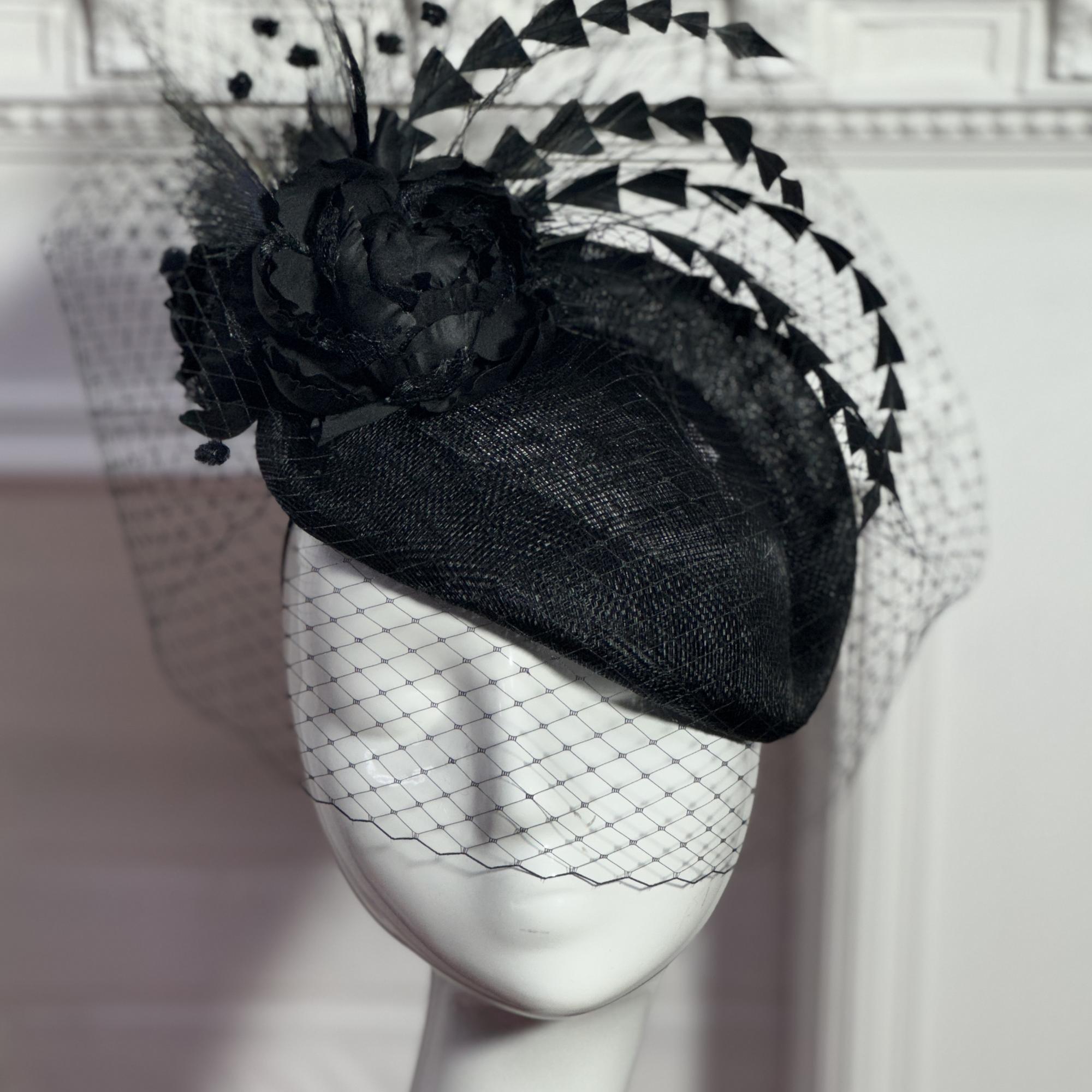 Шляпка таблетка черная с перьями, дизайнерские шляпки Анна Андриенко, шляпки для скачек, шляпка с цветами